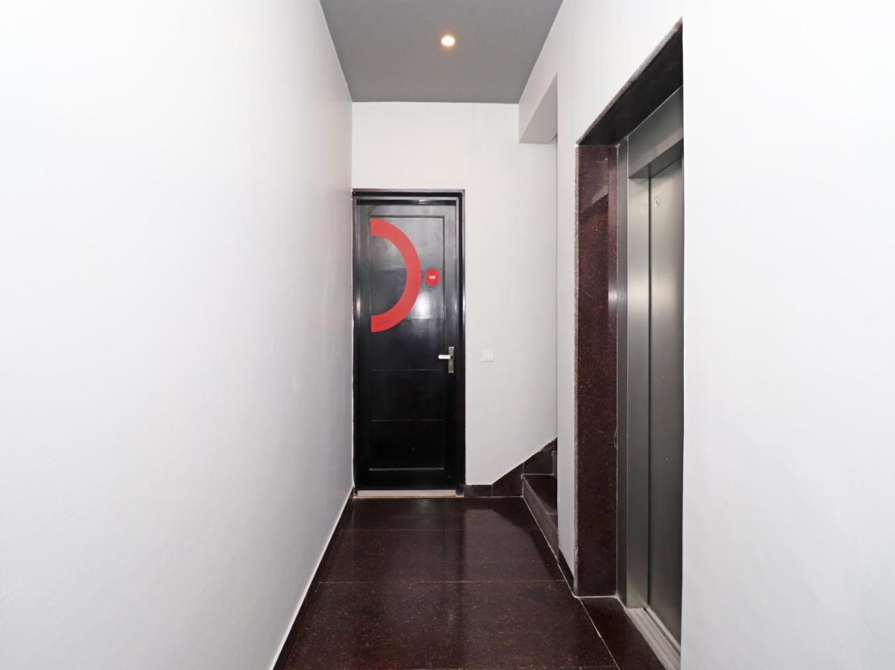 Oyo 20032 Silverkey Medanta