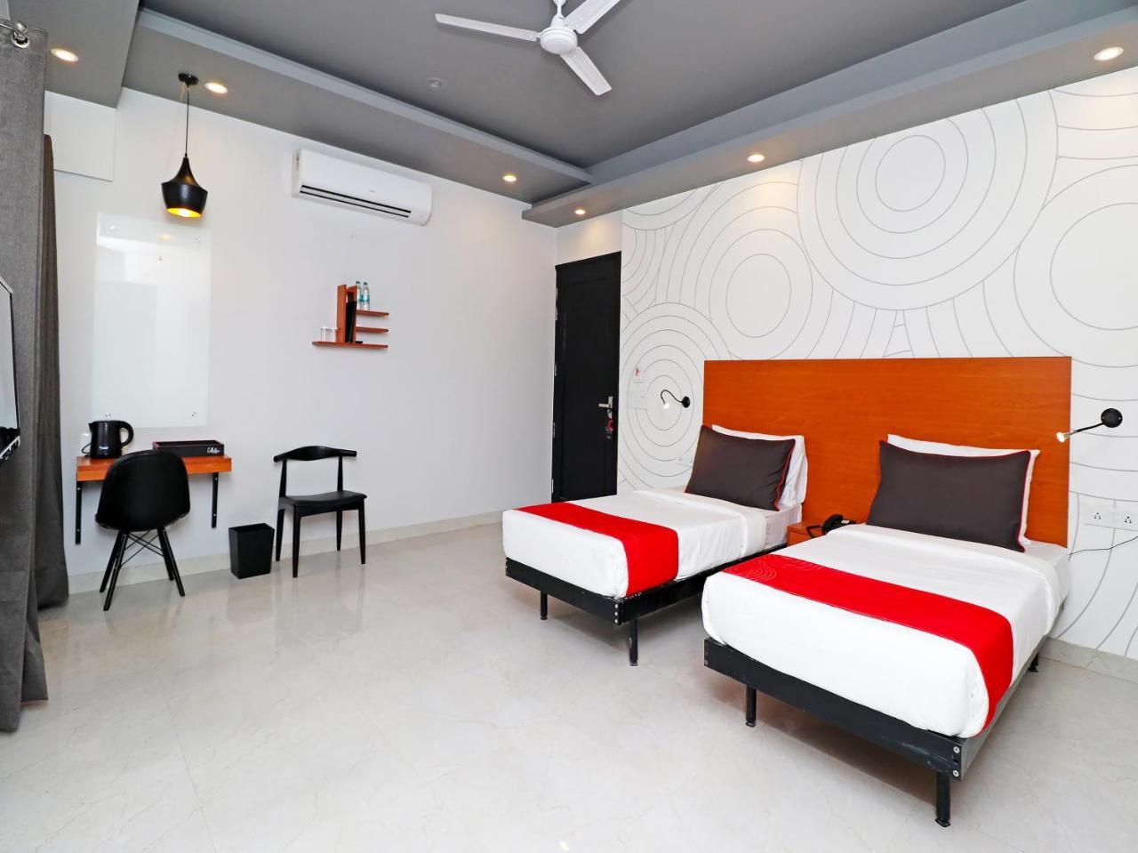 Oyo 20032 Silverkey Medanta Hotel 3*