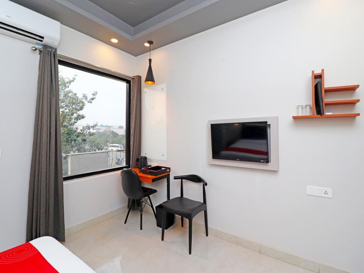 Hotel Oyo 20032 Silverkey Medanta Gurgaon