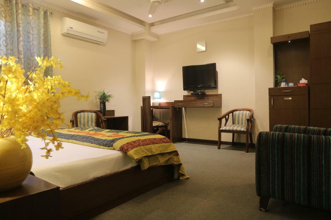 Hotel Premier - Golf Course Road ,gurgaon 3*