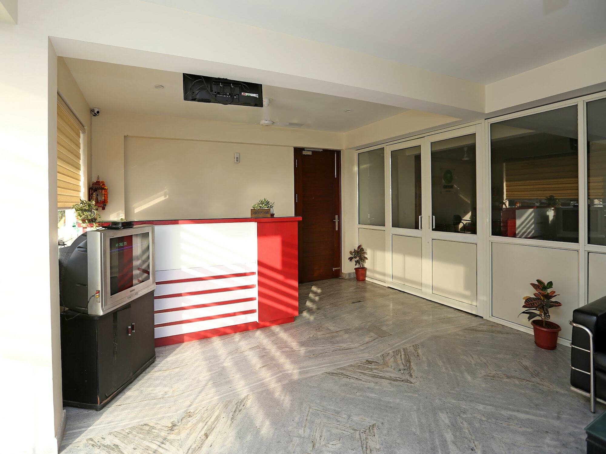 Oyo 22094 Hi Star Hotel Gurgaon