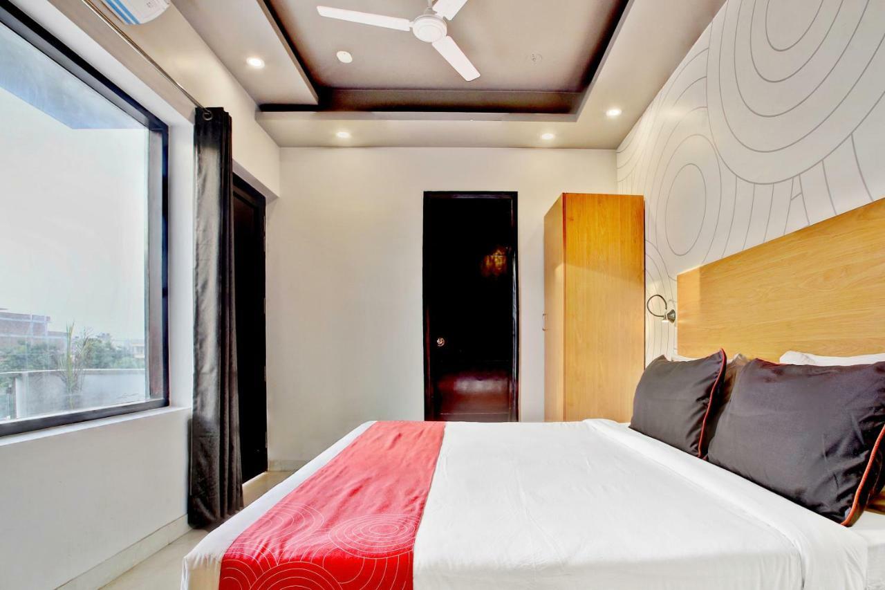 Oyo 20032 Silverkey Medanta Hotel 3*