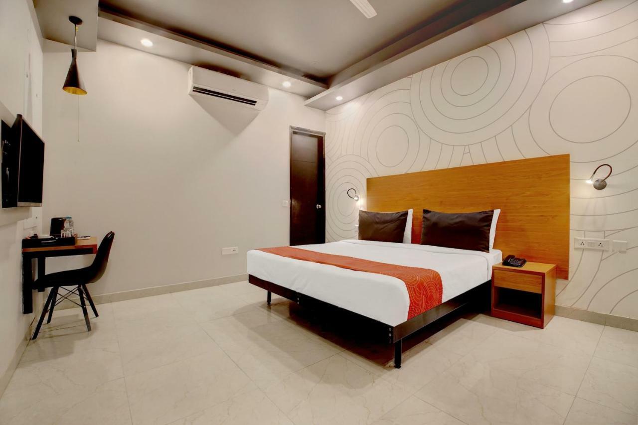 Oyo 20032 Silverkey Medanta Hotel 3*