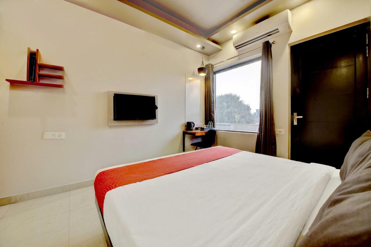 Oyo 20032 Silverkey Medanta Hotel
