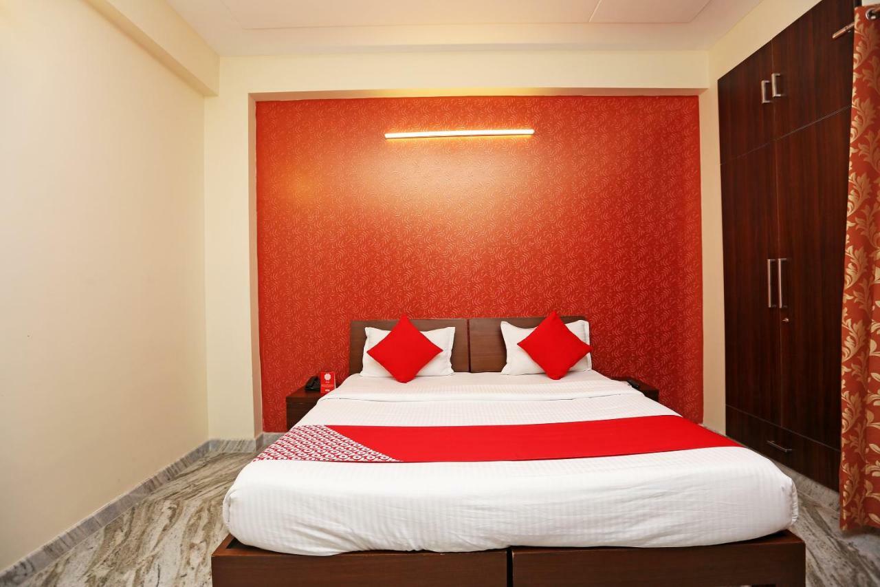 Hotel Oyo 22094 Hi Star Gurgaon