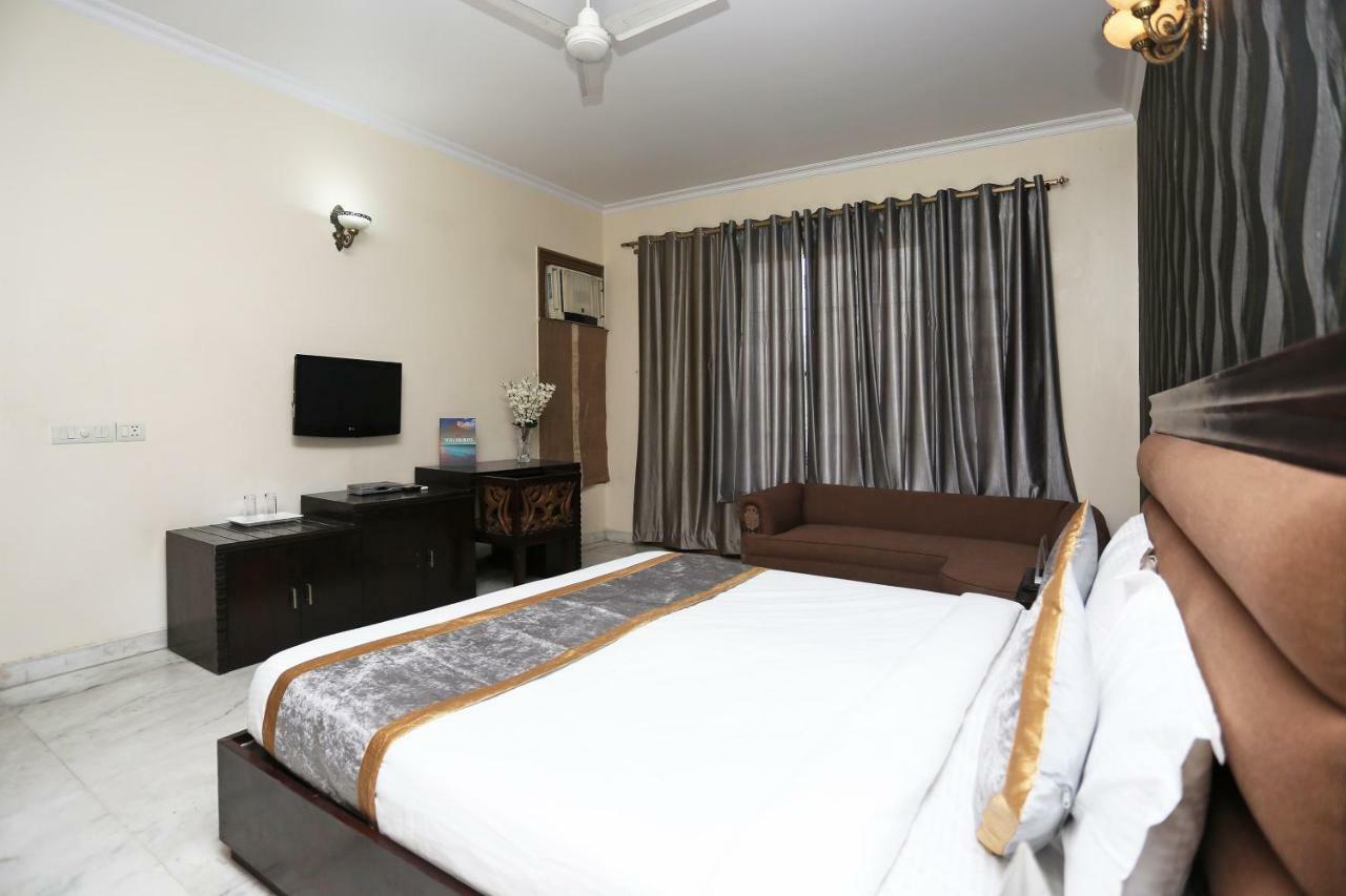 Oyo 15716 The Red Orchid Hotel