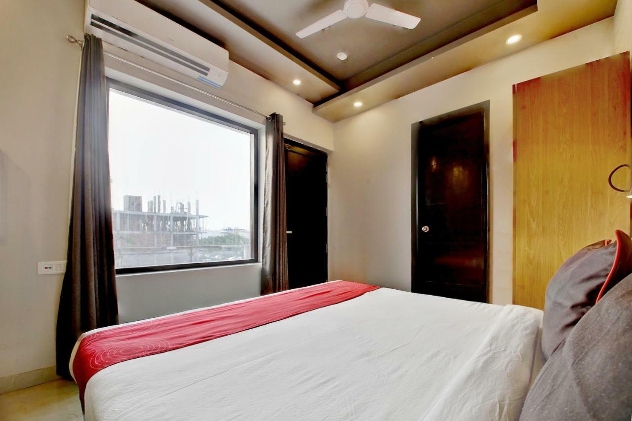 Oyo 20032 Silverkey Medanta Hotel