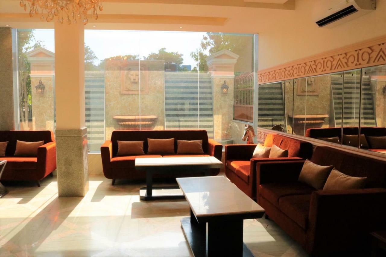 Hotel Royal Iffco Chowk 4*
