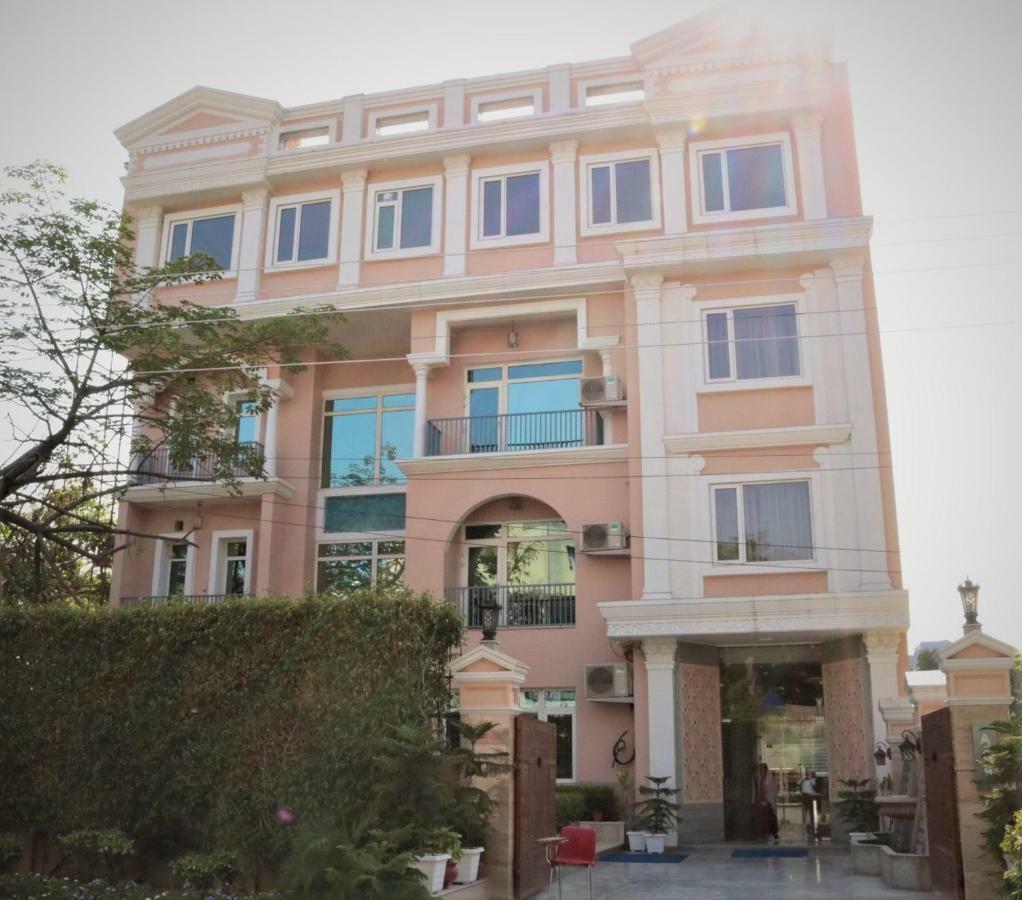 Royal Iffco Chowk Hotel