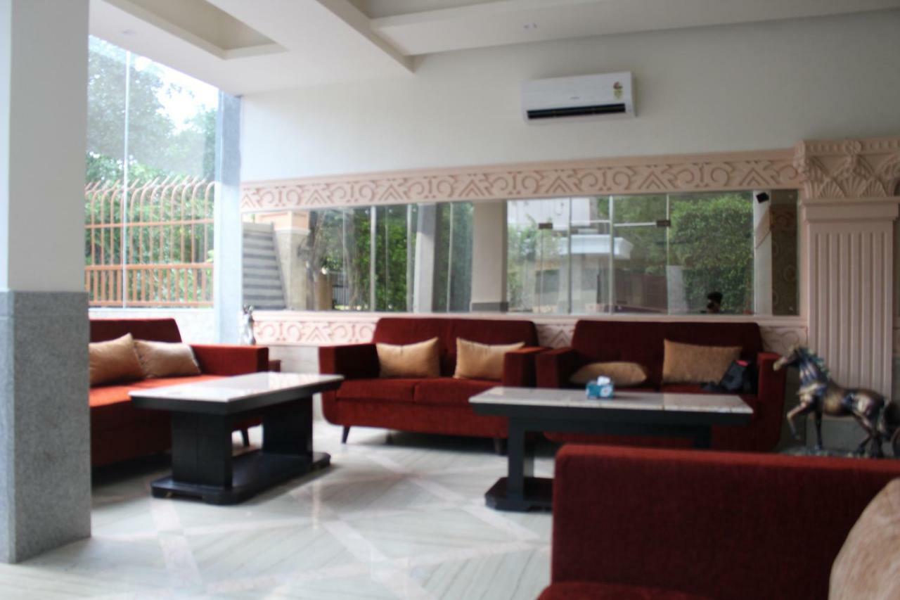 Royal Iffco Chowk Hotel 4*