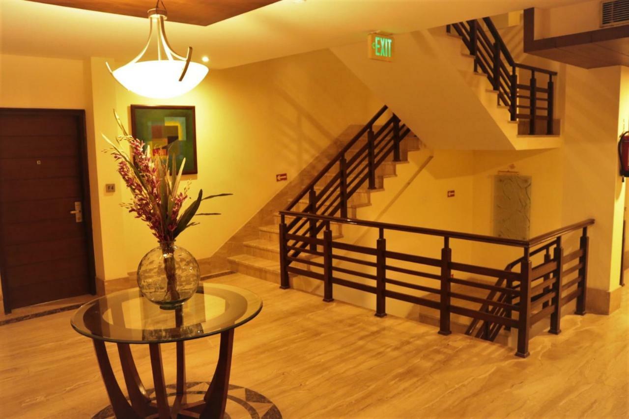 Royal Iffco Chowk Hotel 4*