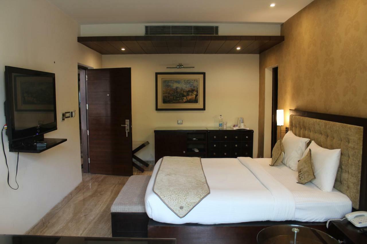 Hotel Royal Iffco Chowk 4*