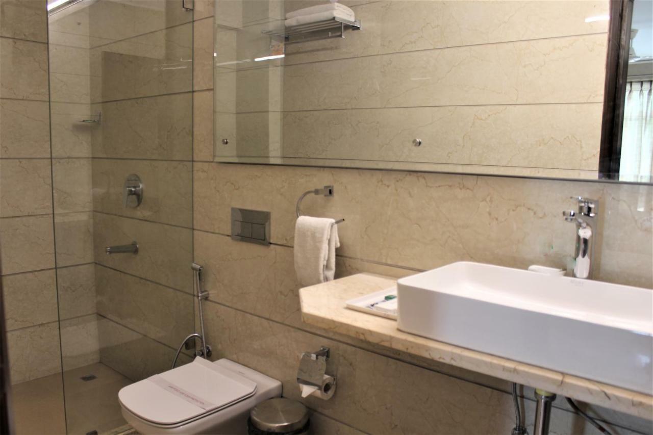 Royal Iffco Chowk Hotel 4*