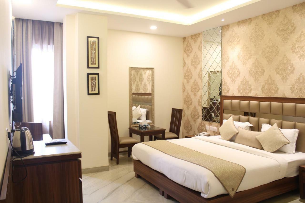 Hotel Royal Iffco Chowk 4*