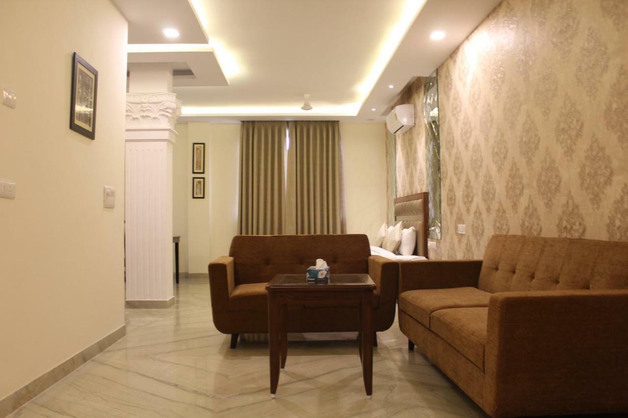 Royal Iffco Chowk Hotel 4*