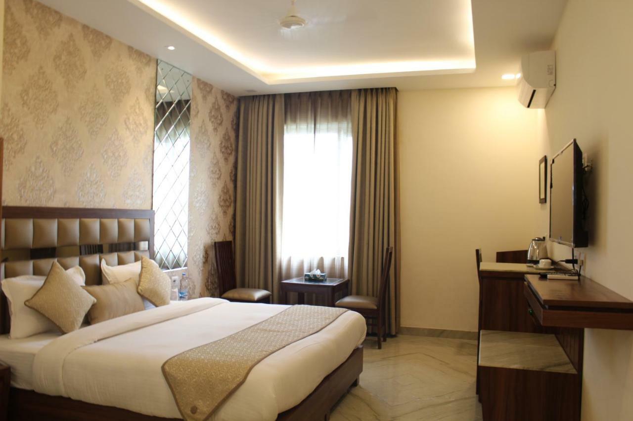 Royal Iffco Chowk Hotel