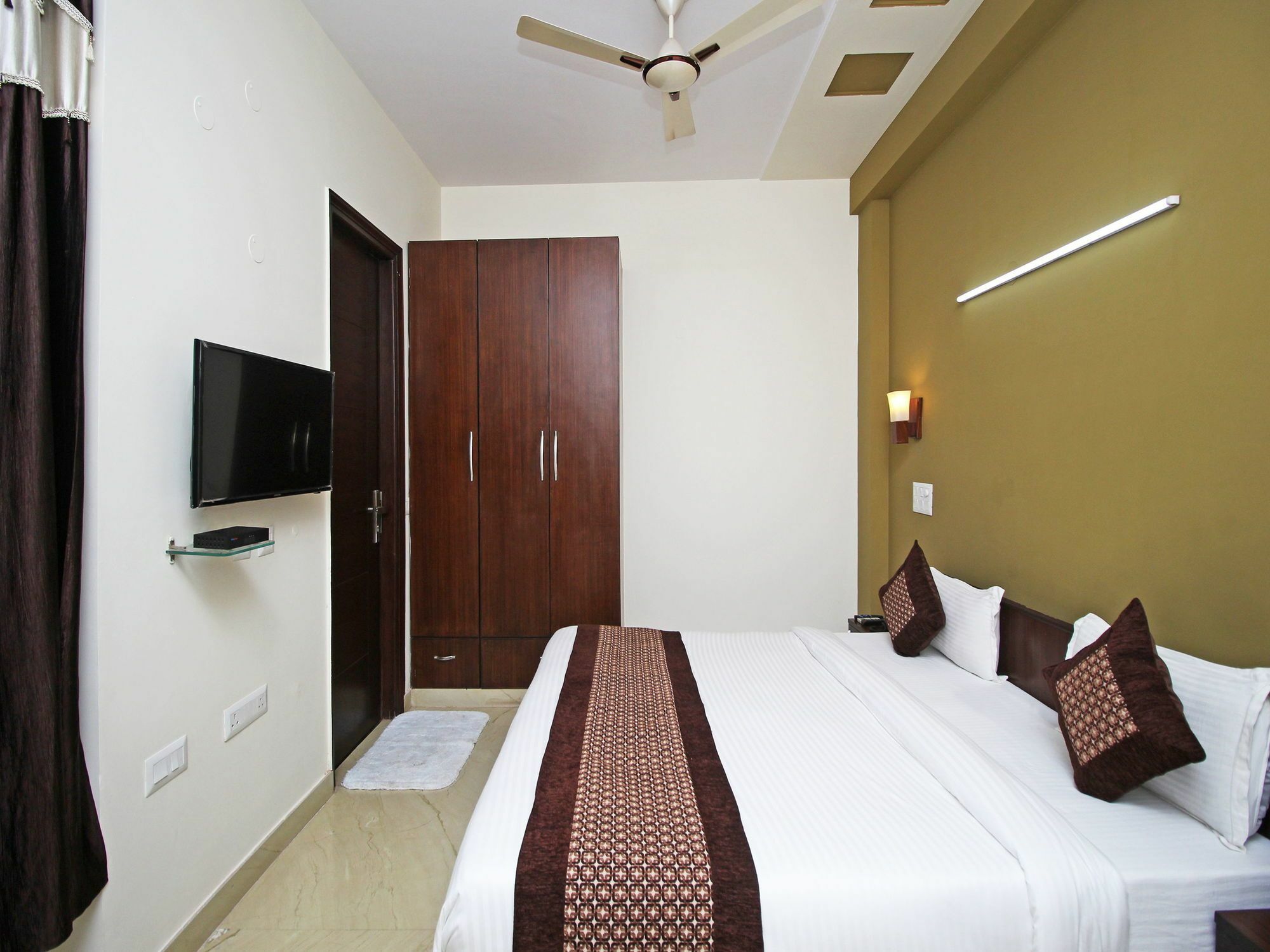 Fabhotel Mannat Residency Sec 52 3*