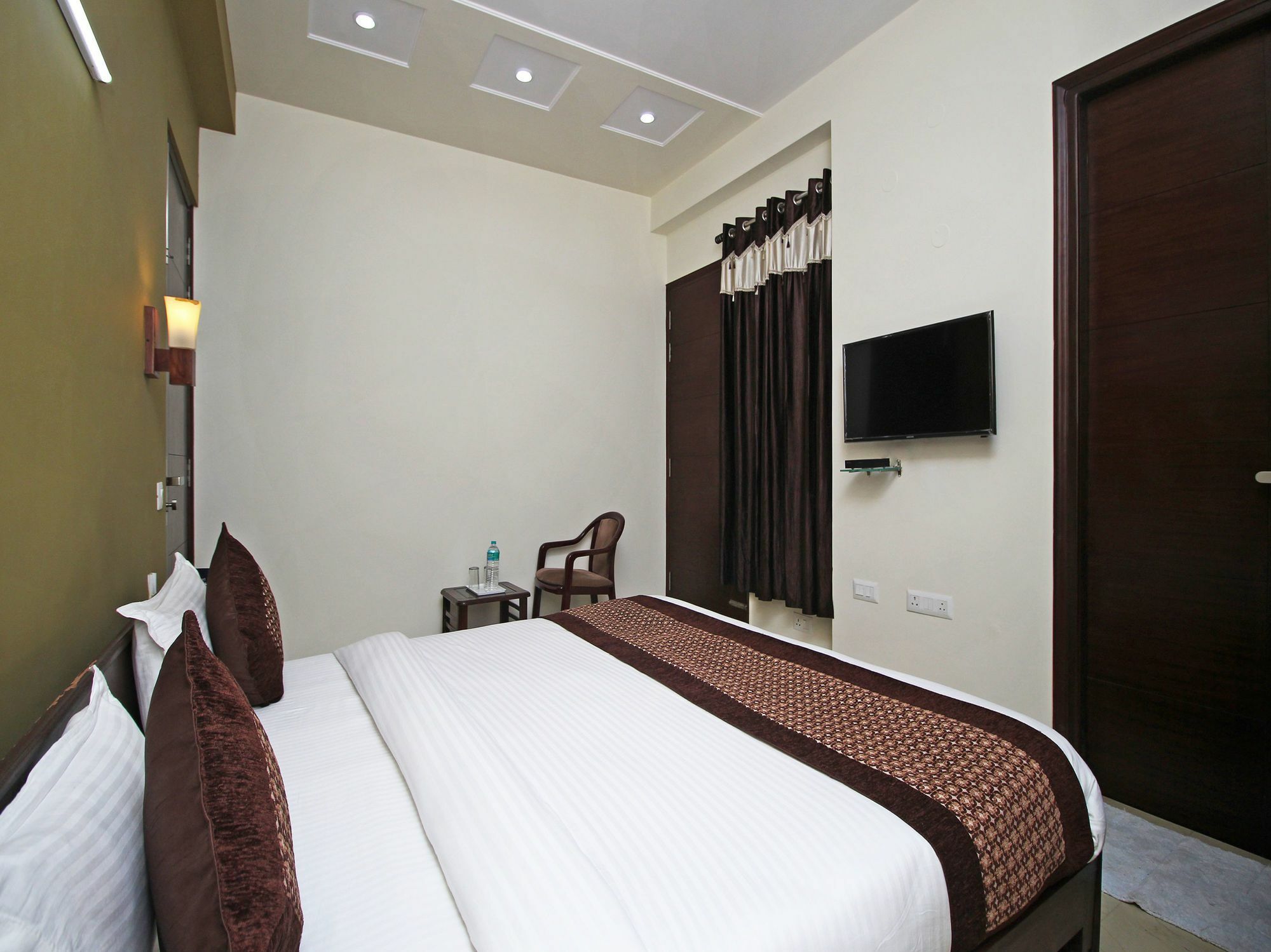 Hotel Fabhotel Mannat Residency Sec 52