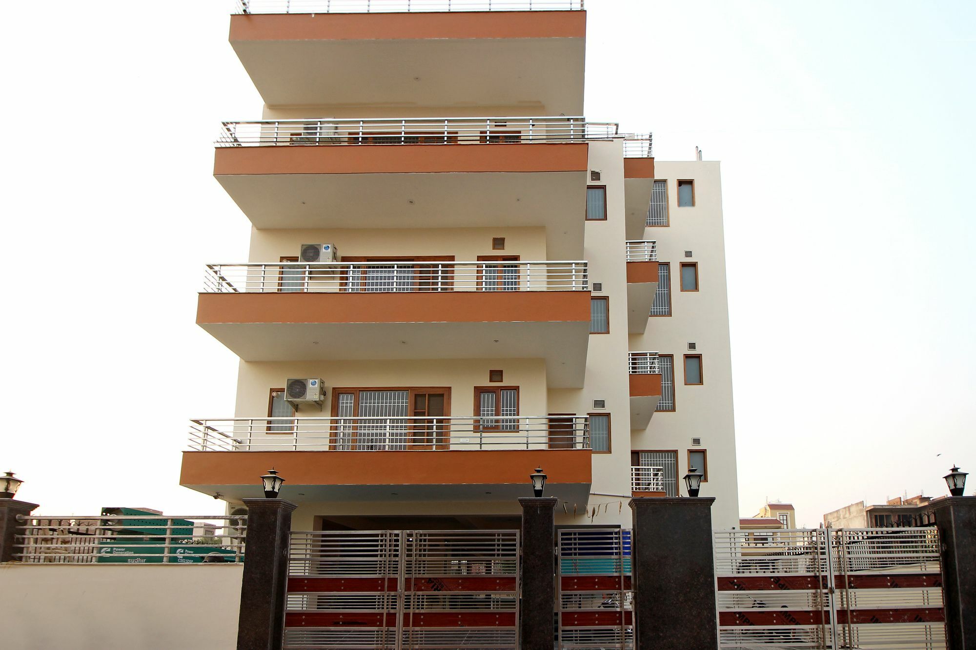 Hotel Capital O Seasons Near Omaxe Celebration Mall 3*