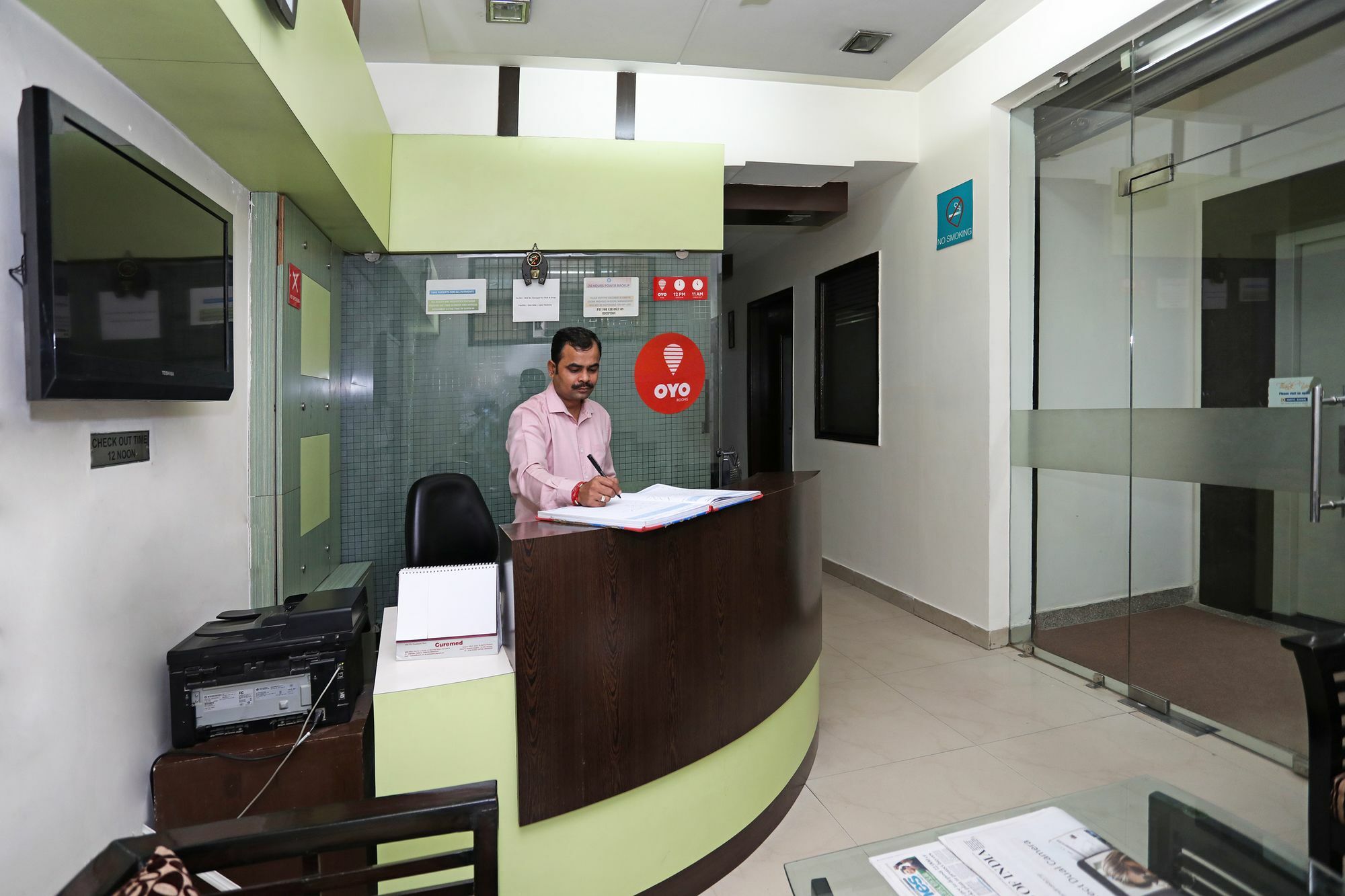 Oyo 9423 Near Medanta Medicity Hospital Hotel 2*