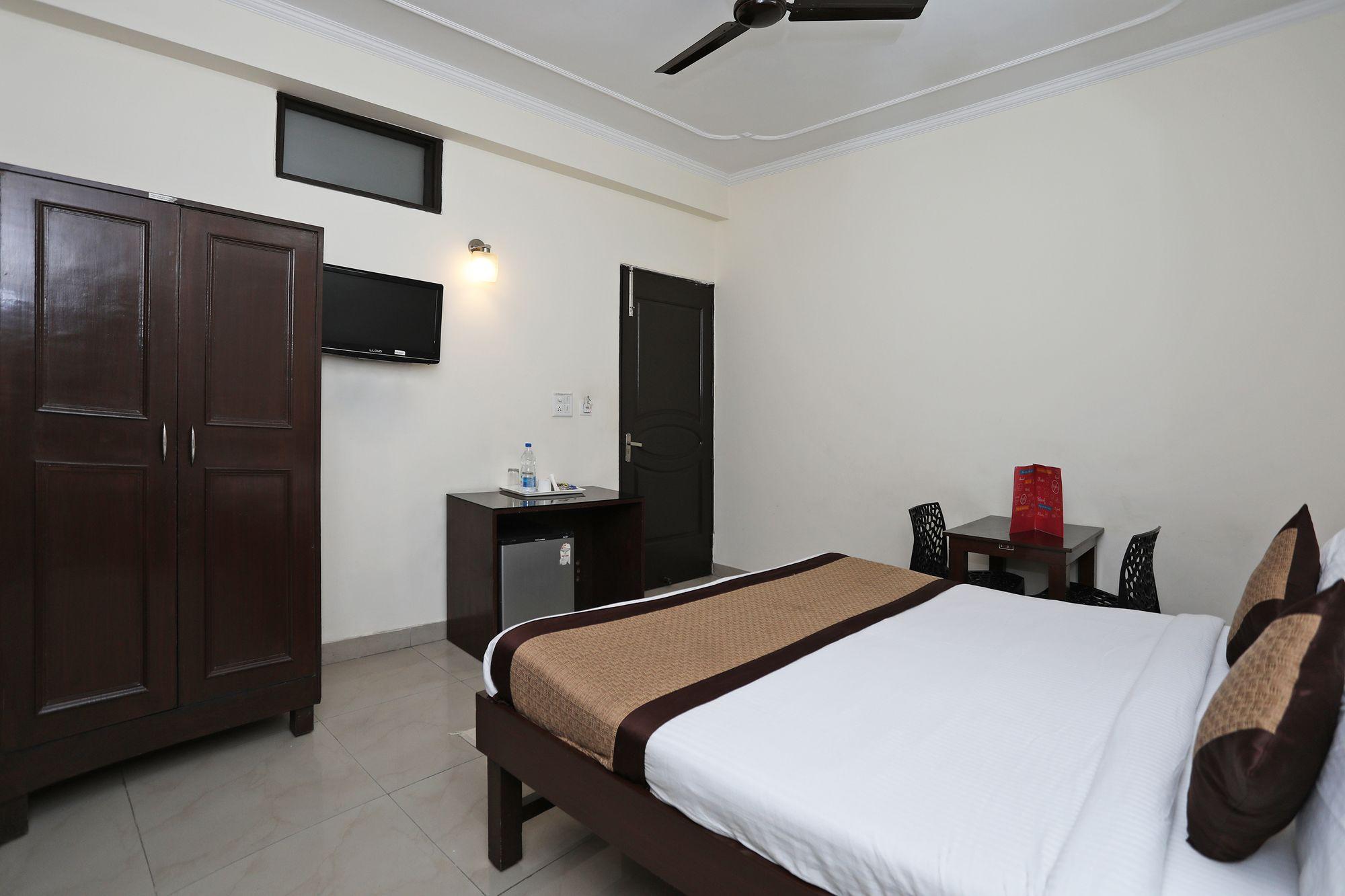 Hotel Oyo 9423 Near Medanta Medicity Hospital 2*
