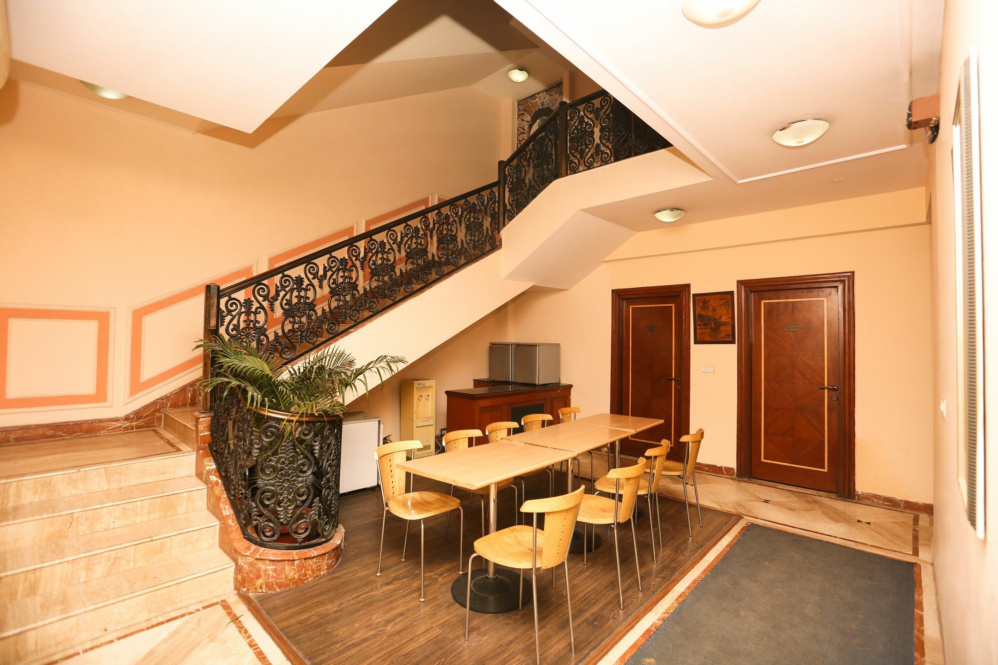 Oyo 8465 Near Sahara Mall Hotel 2*
