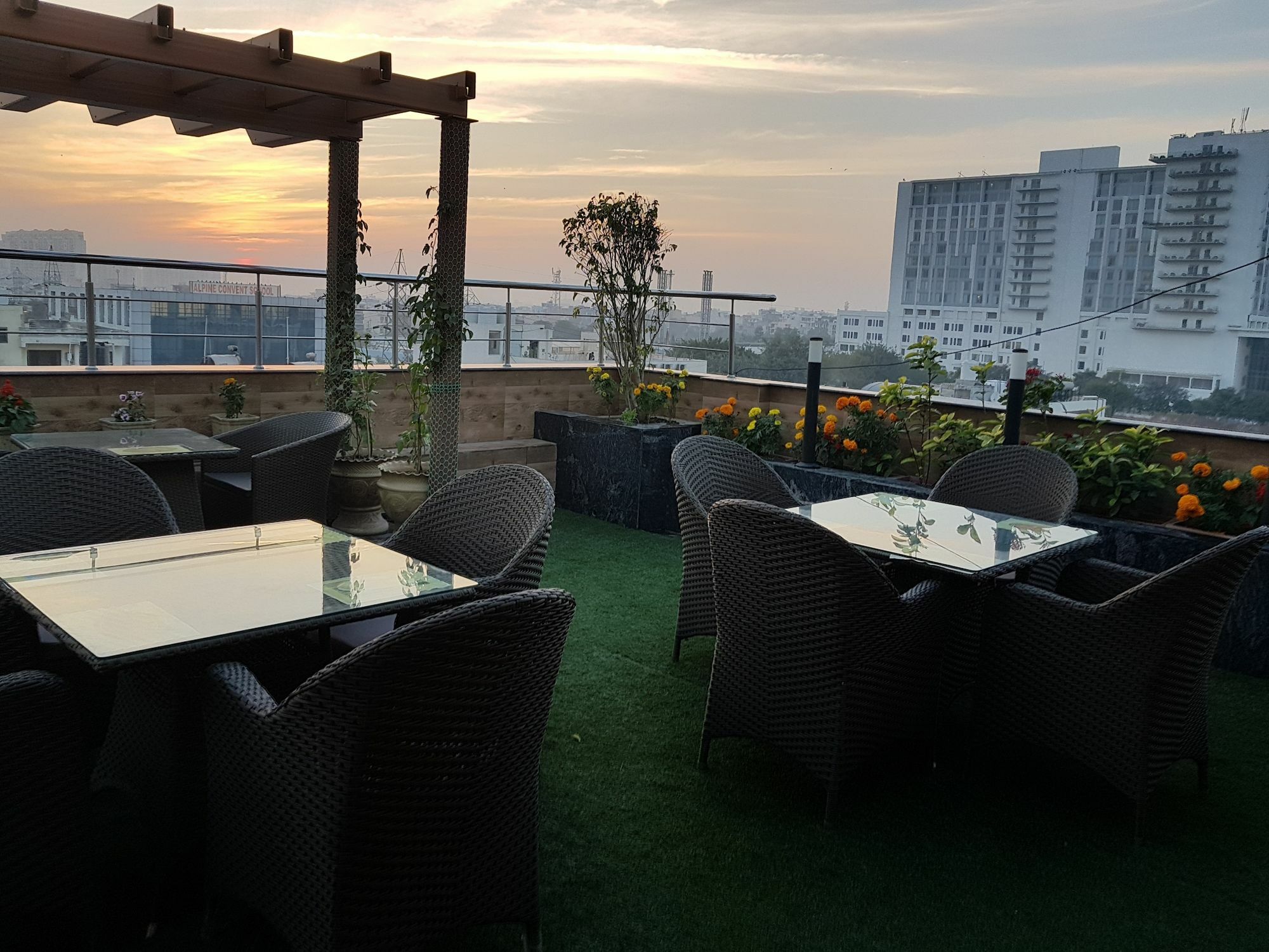 Platinum Palace Near Medanta Hospital Sector38