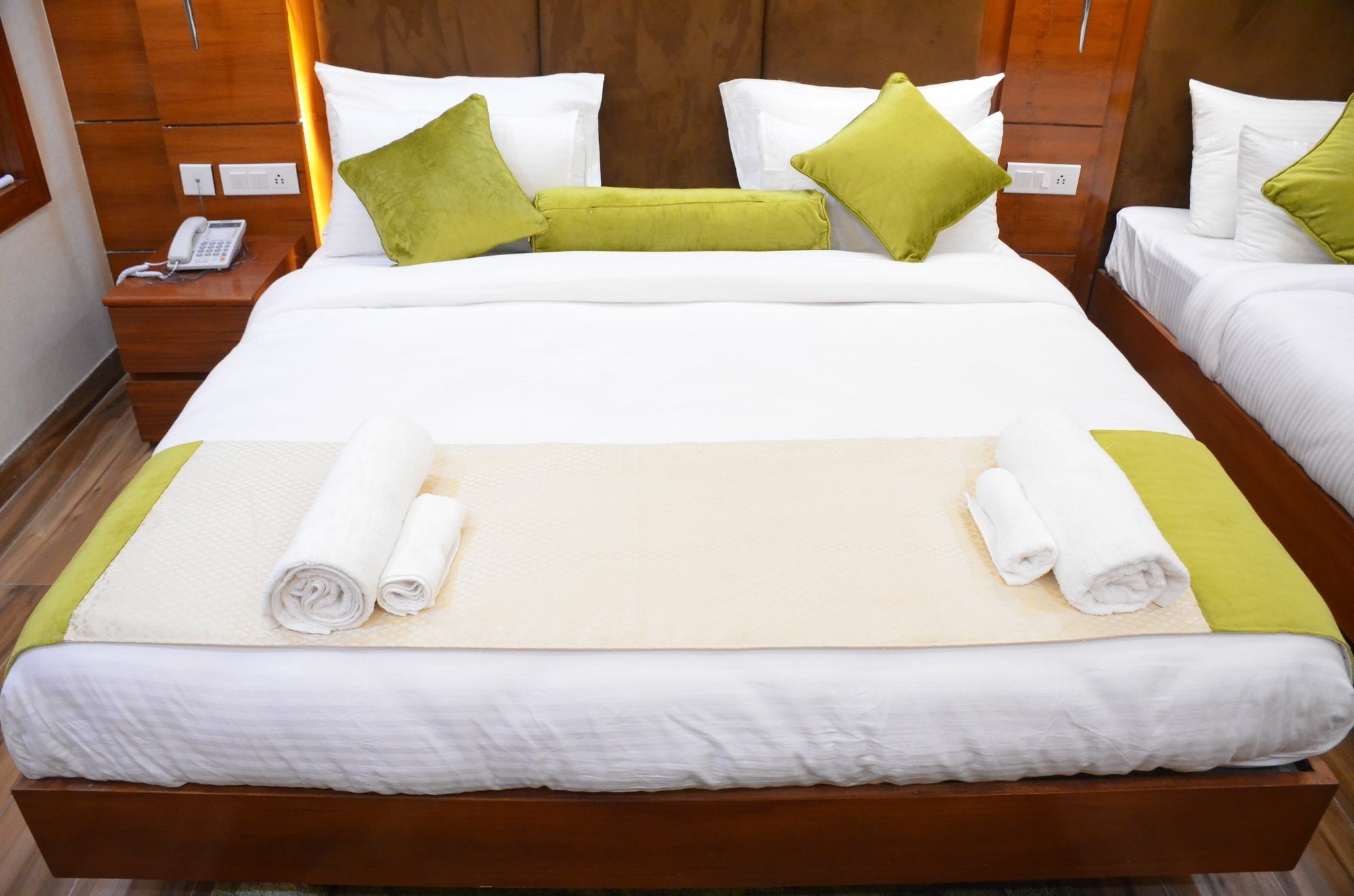 Hotel Platinum Palace Near Medanta Hospital Sector38 3*