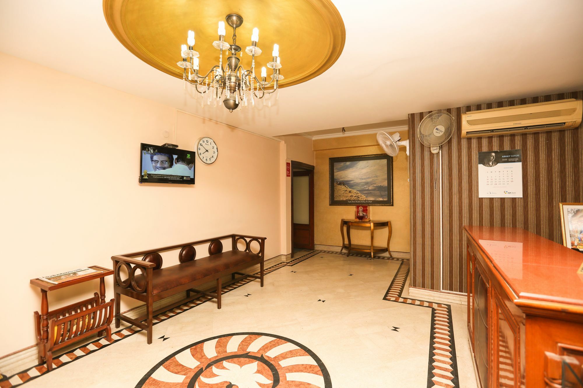 Hotel Oyo 8465 Near Sahara Mall