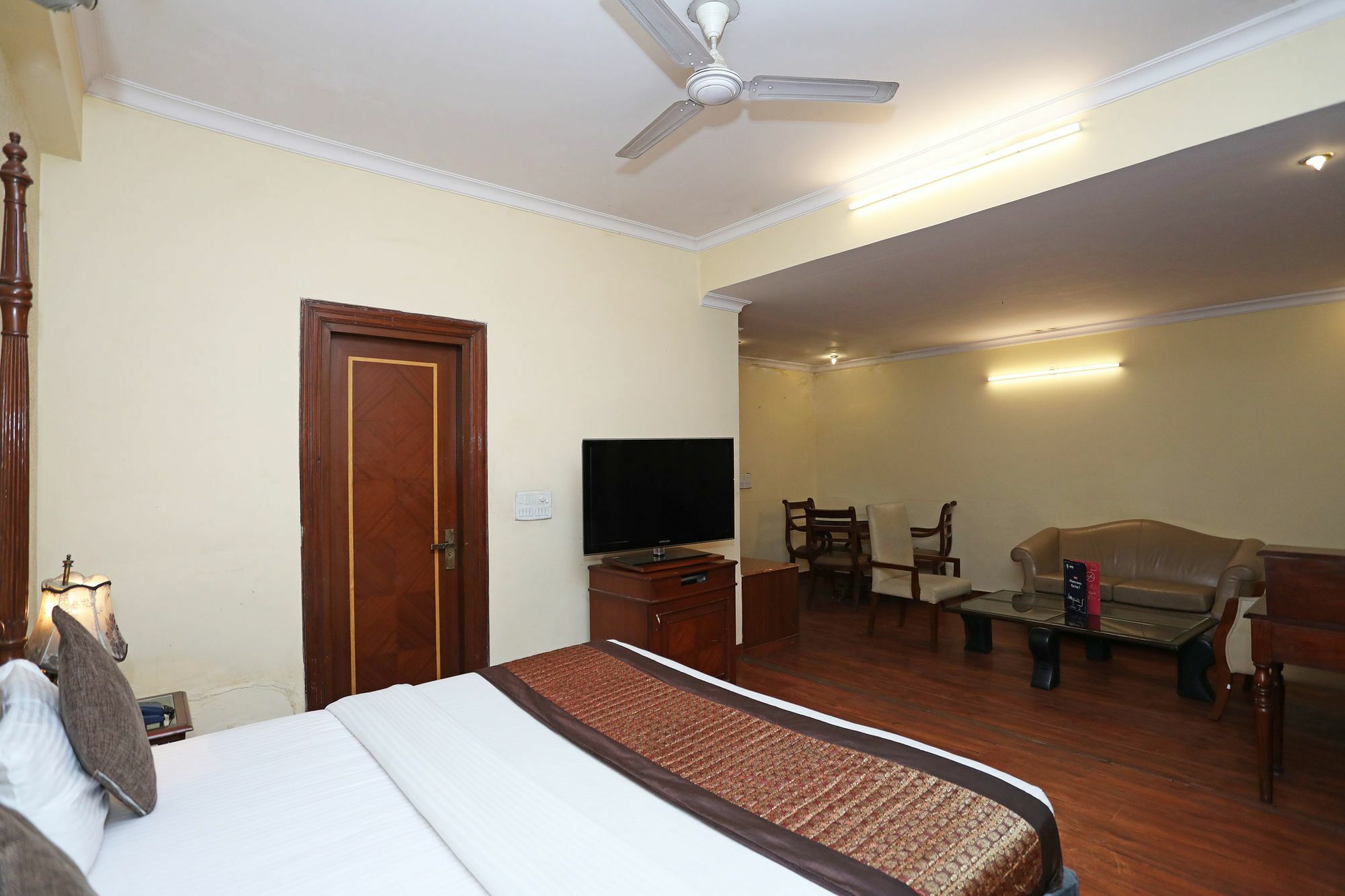 Oyo 8465 Near Sahara Mall Hotel