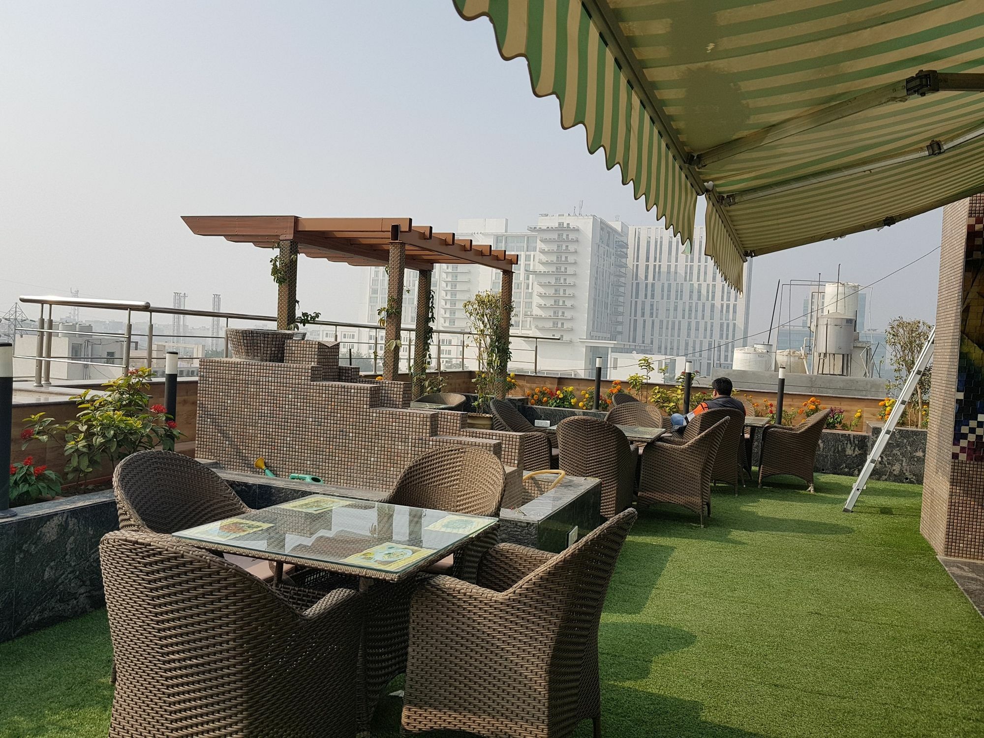Platinum Palace Near Medanta Hospital Sector38 Hotel