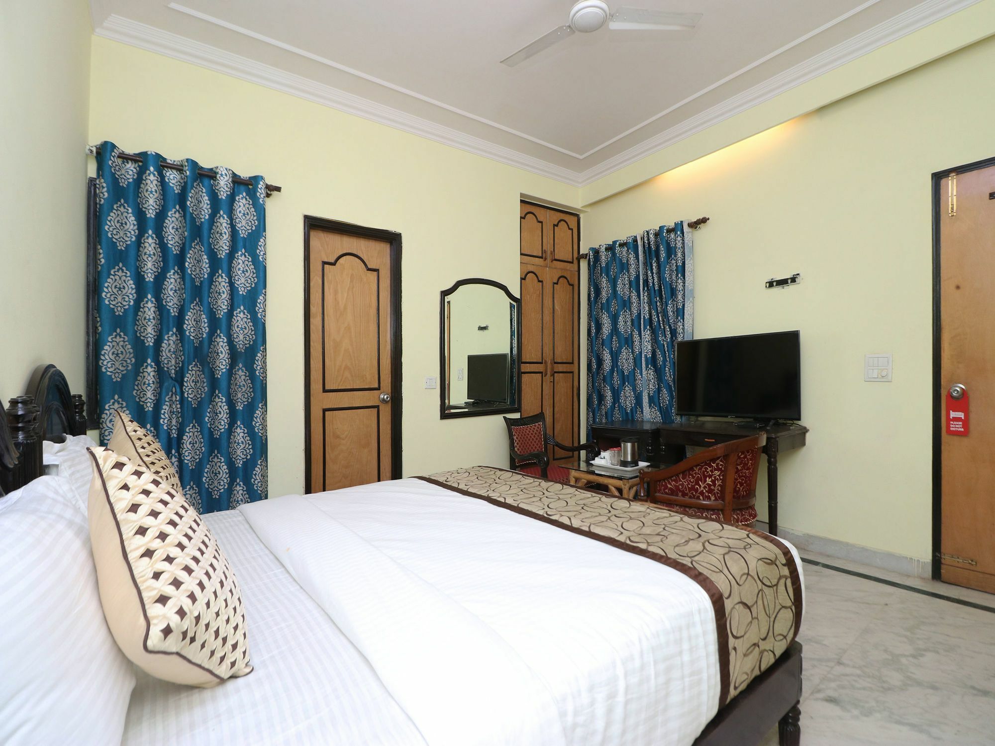Oyo 12311 Annus Holidays Hotel