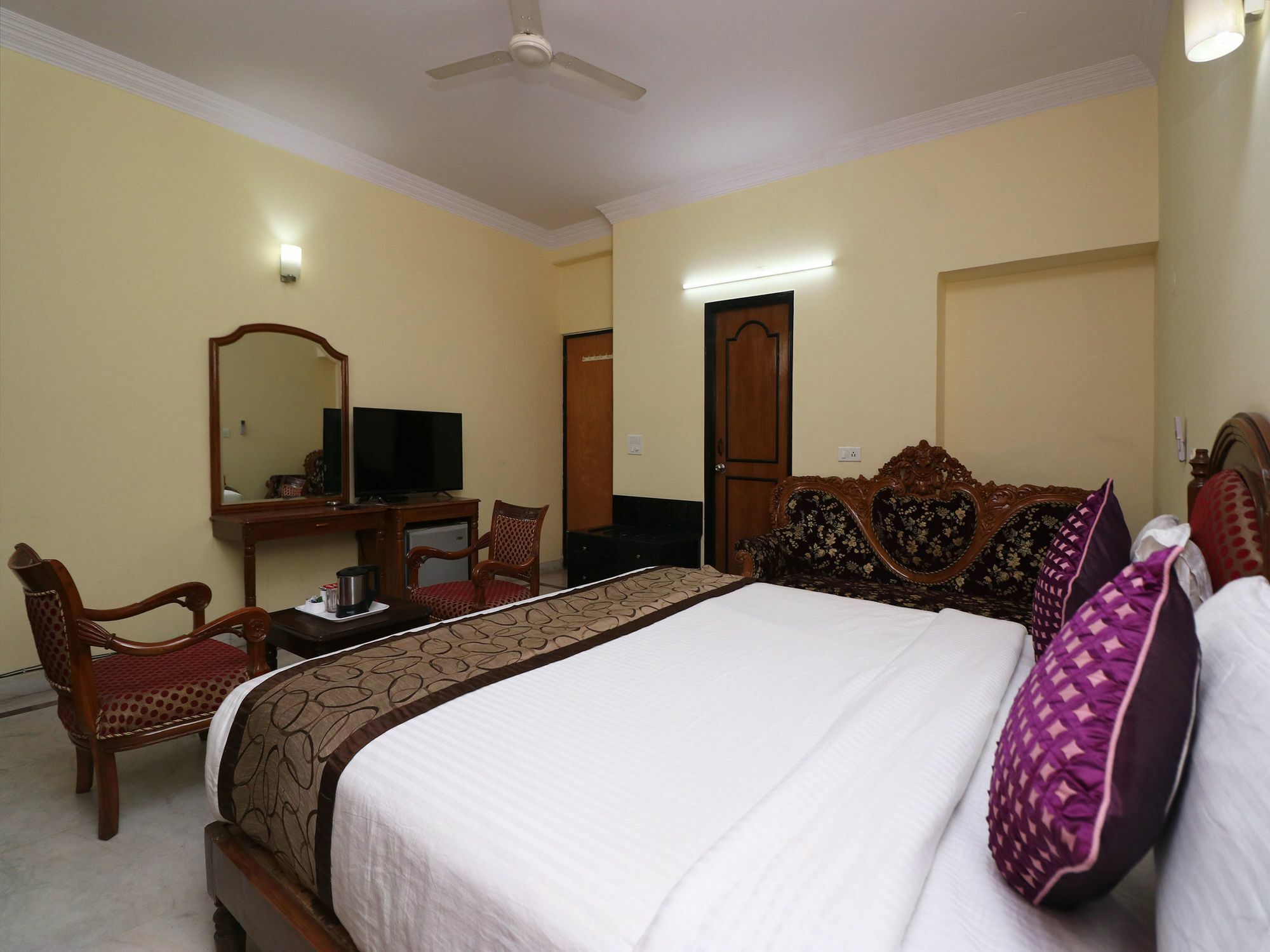 Oyo 12311 Annus Holidays 3*