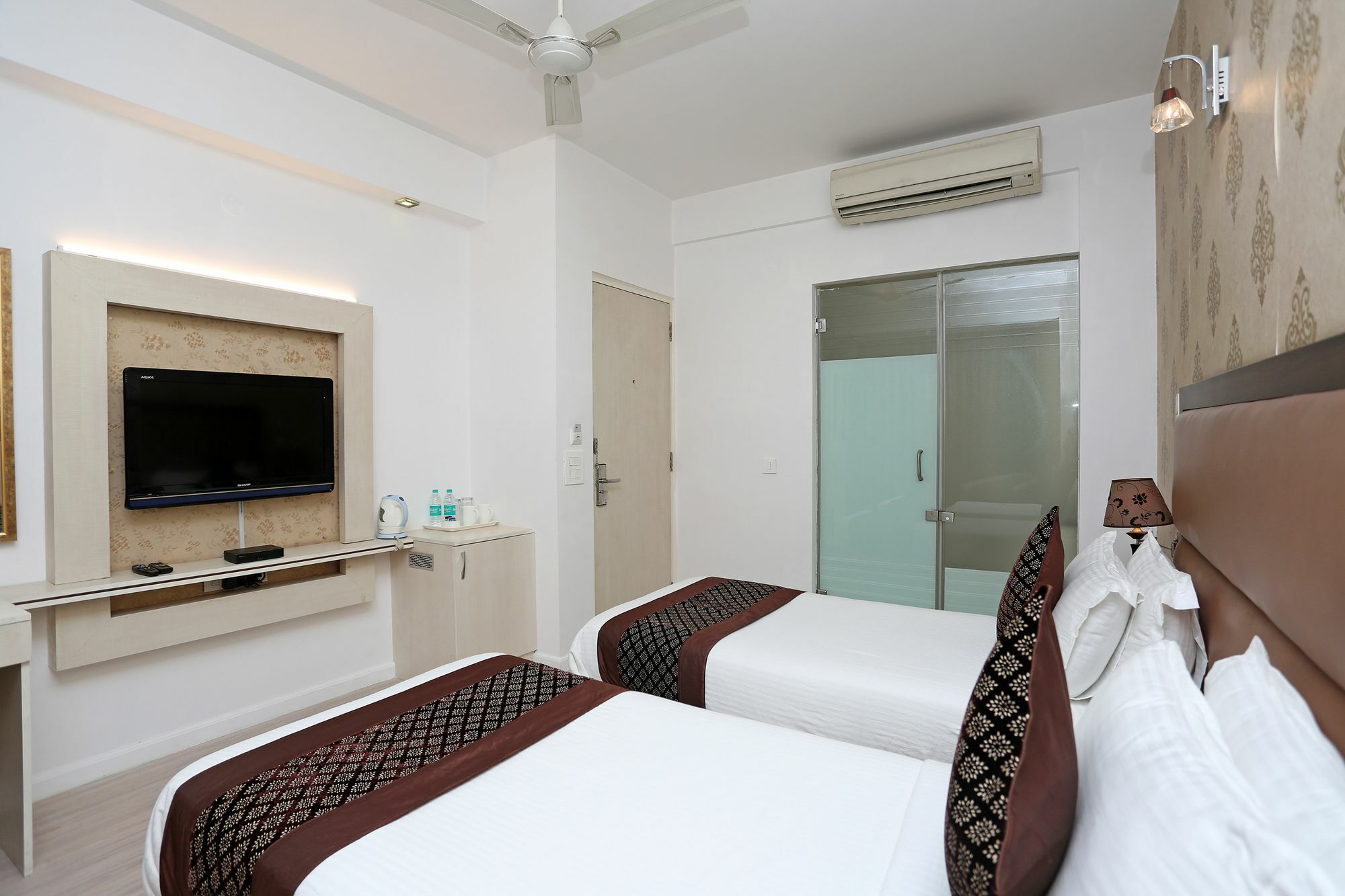 Emblem Hero Honda Chowk Gurugram Hotel 3*