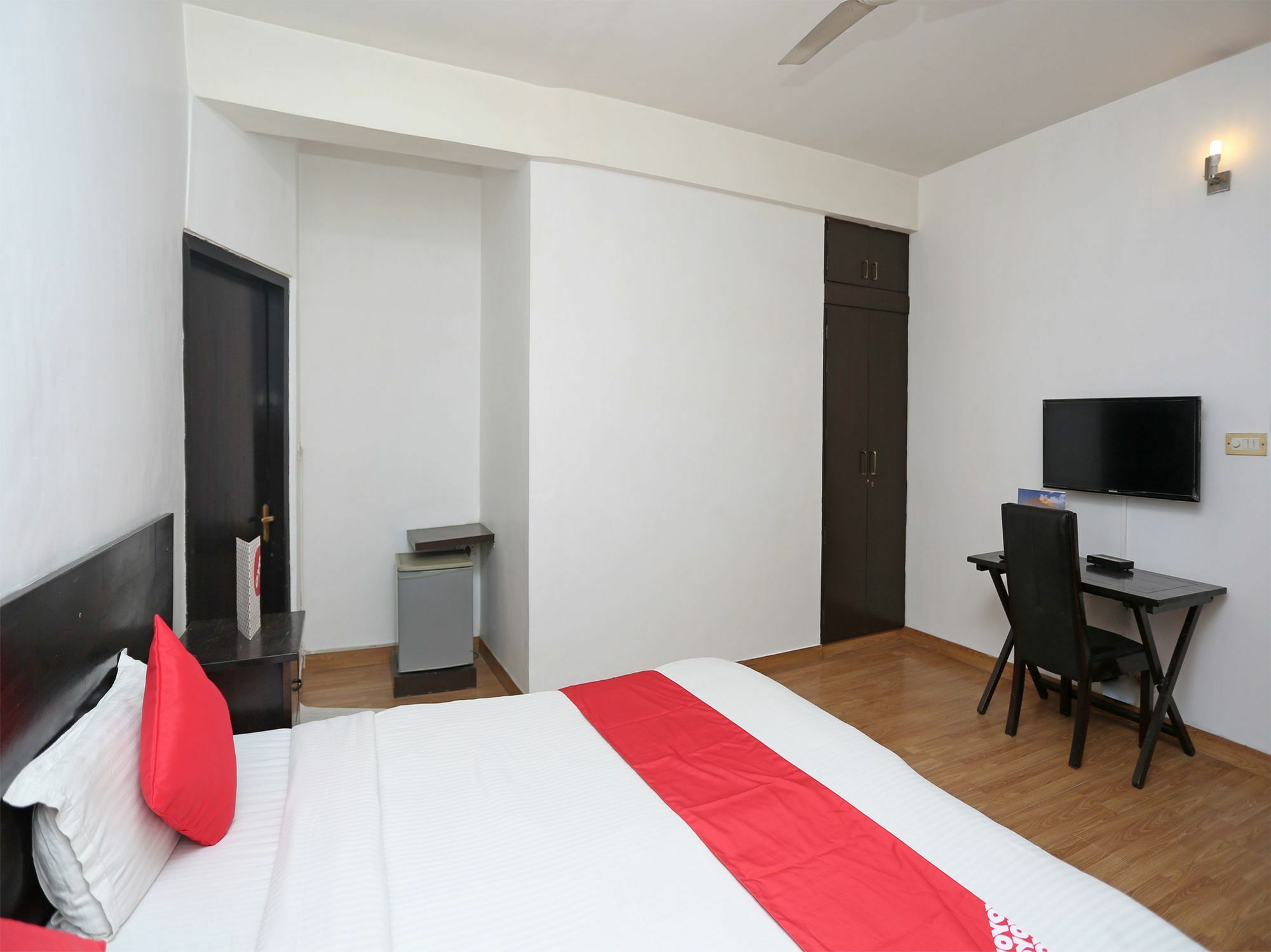Oyo 14999 Crossroads Woodbridge Hotel Gurgaon
