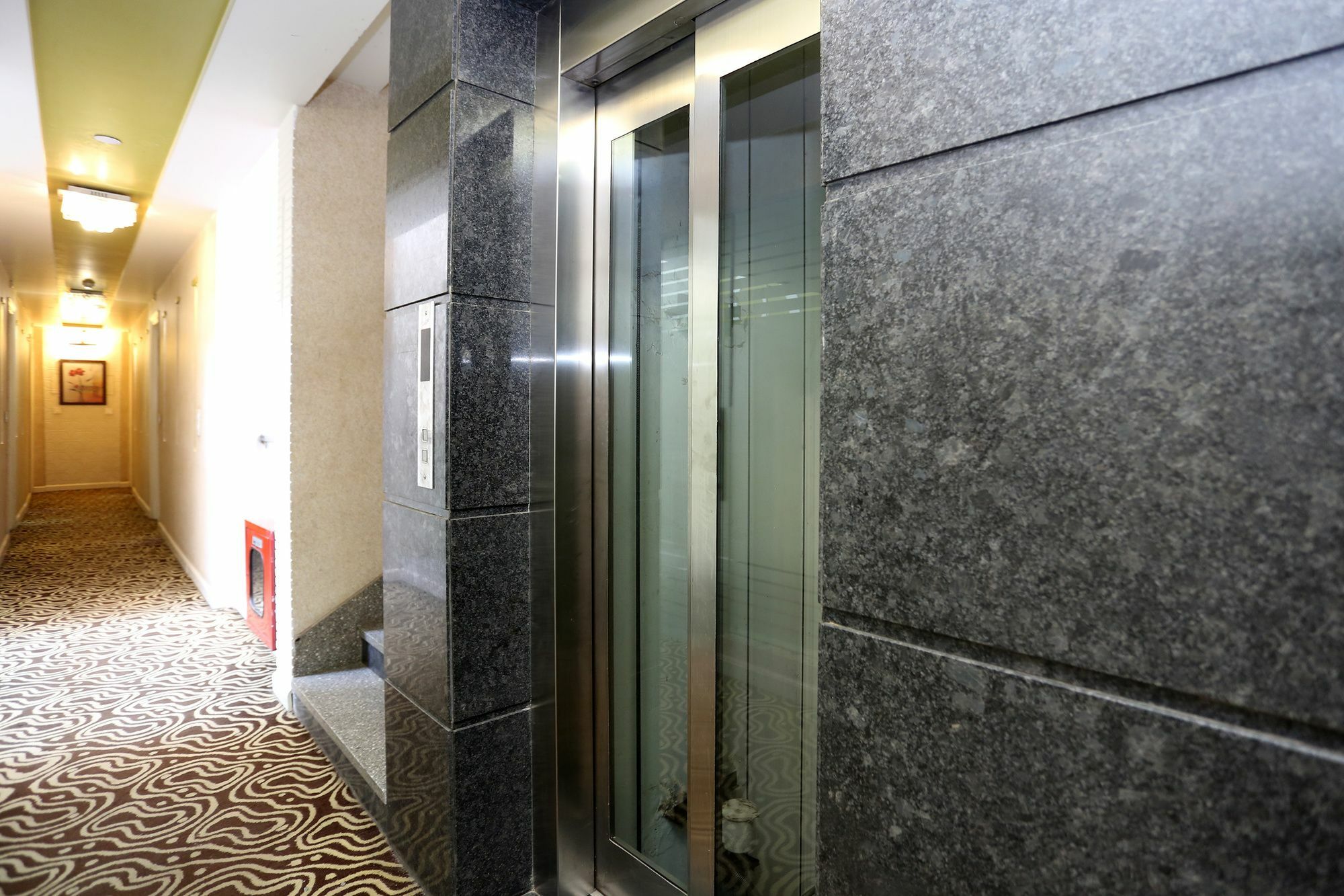 Hotel Emblem Hero Honda Chowk Gurugram 3*