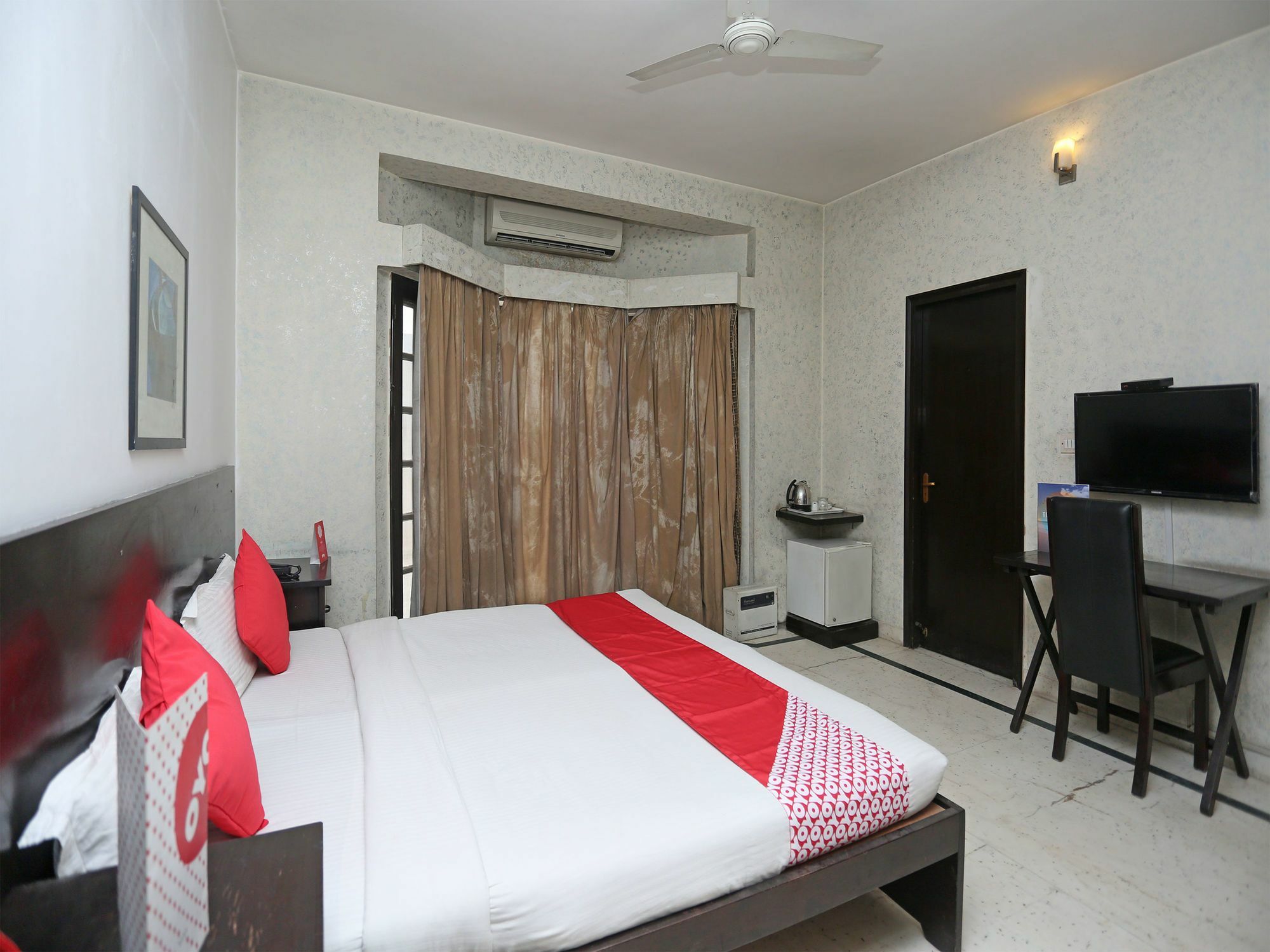 Oyo 14999 Crossroads Woodbridge Hotel 2*