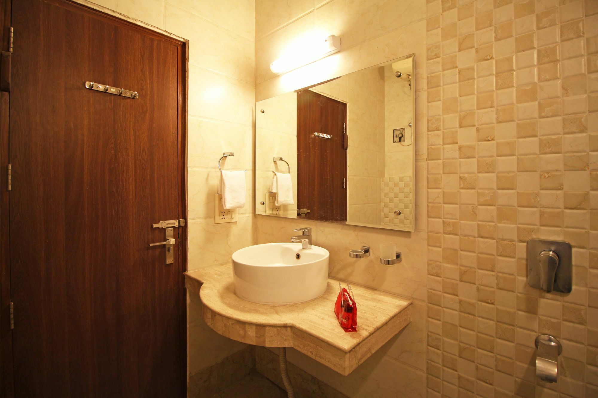 Oyo Townhouse 330 Mg Road Metro Station 3*
