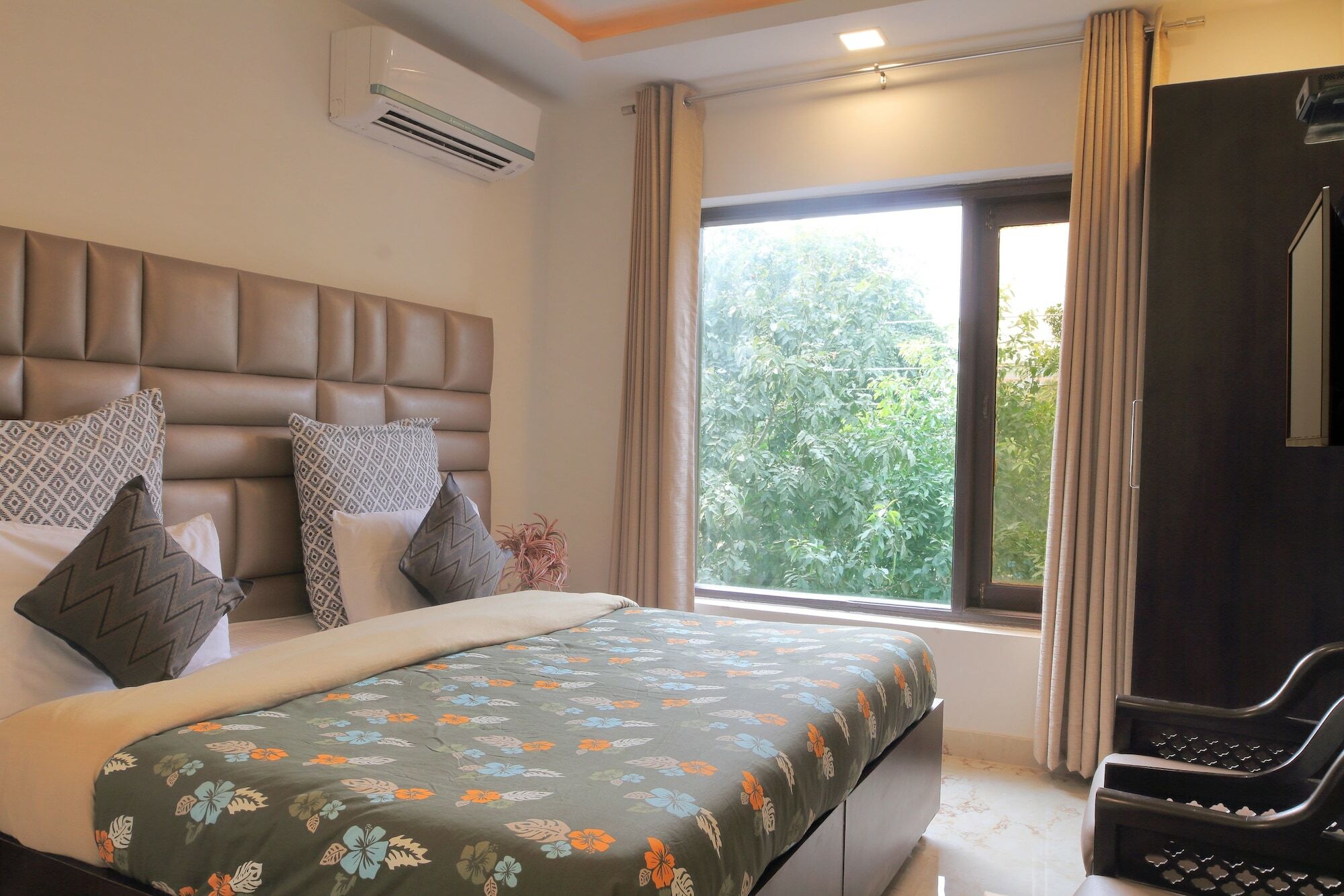 Perch Arbor-dlf Cyber 3* Gurgaon