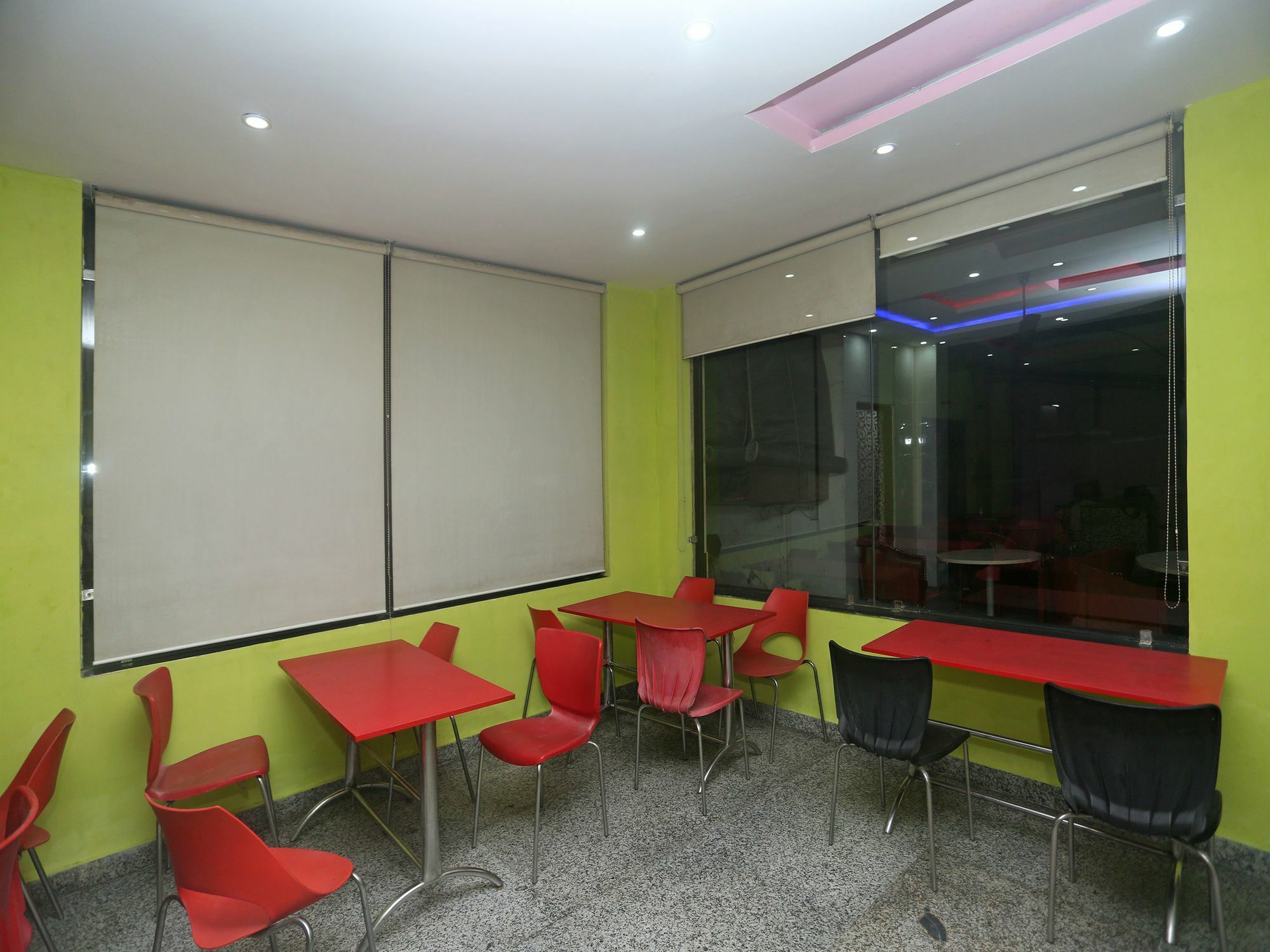 Oyo 11556 Om Residency Hotel