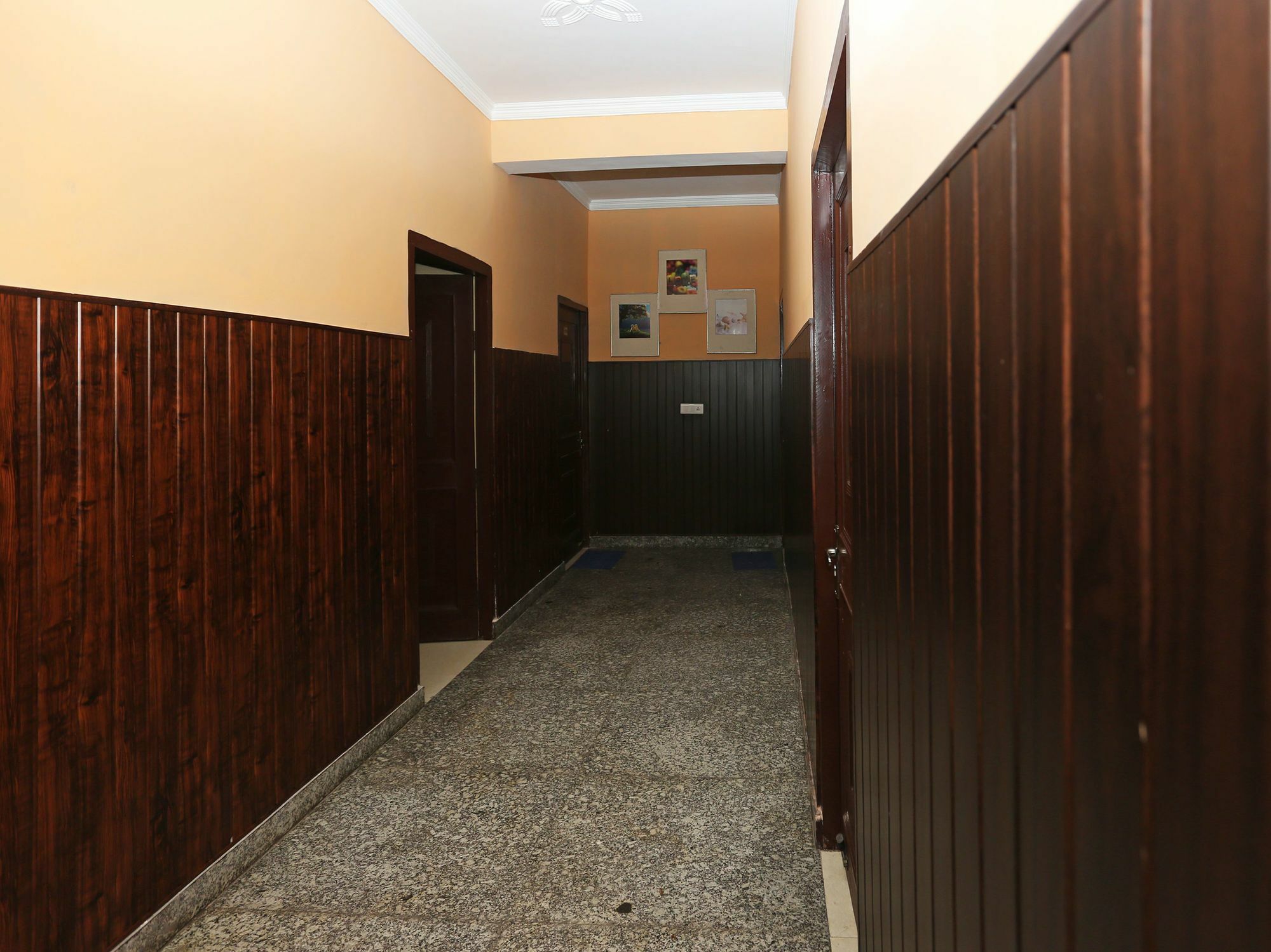 Oyo 11556 Om Residency Hotel