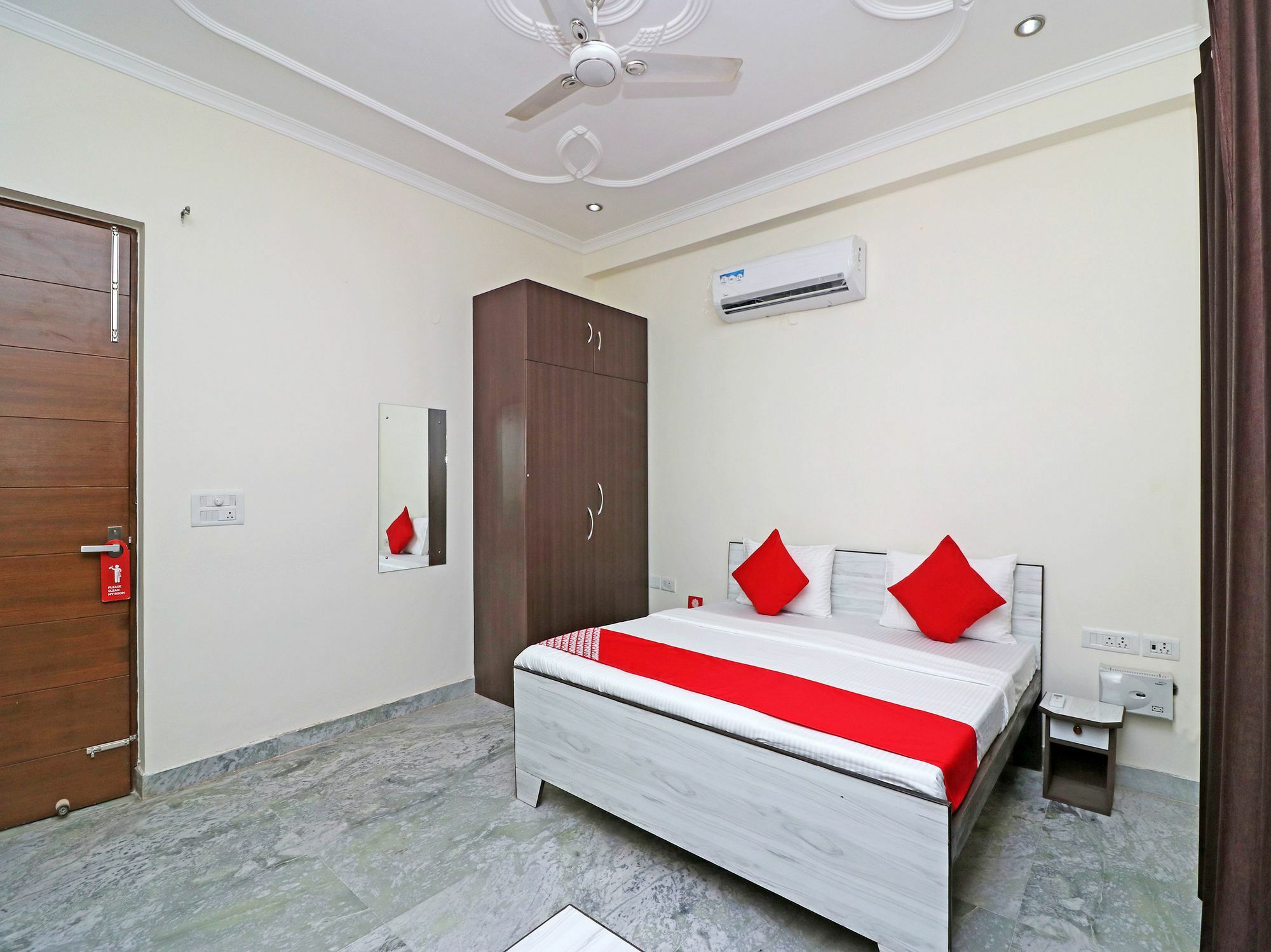 Hotel Oyo 15736 Little Residency Gurgaon