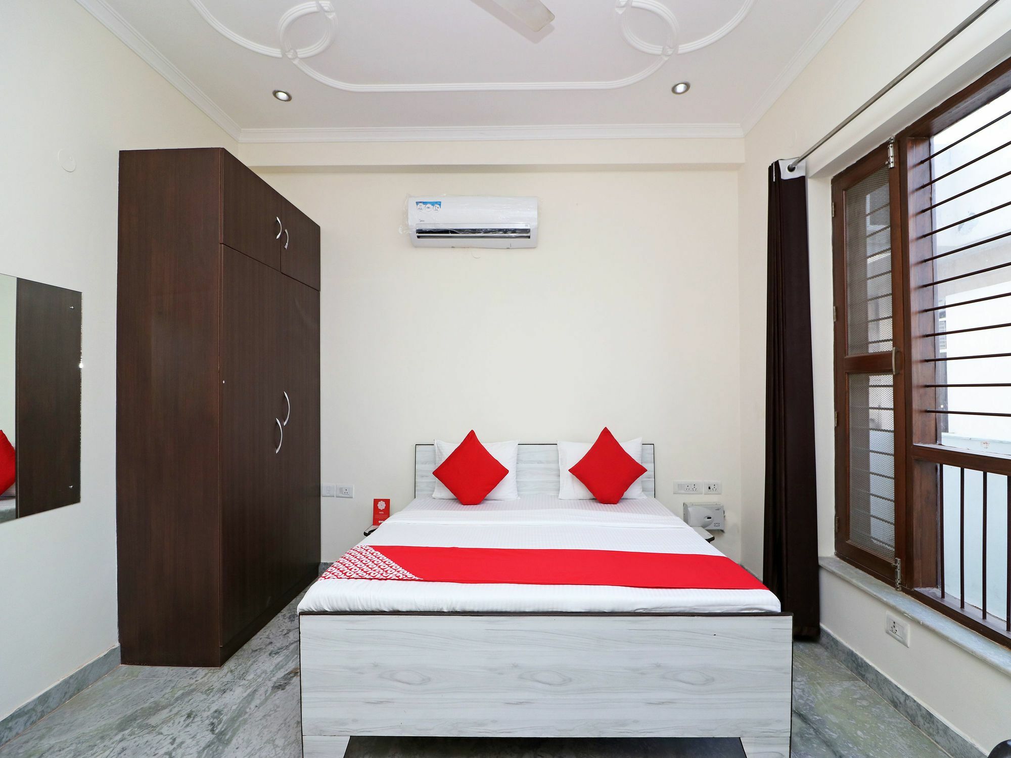 Oyo 15736 Little Residency Hotel Gurgaon