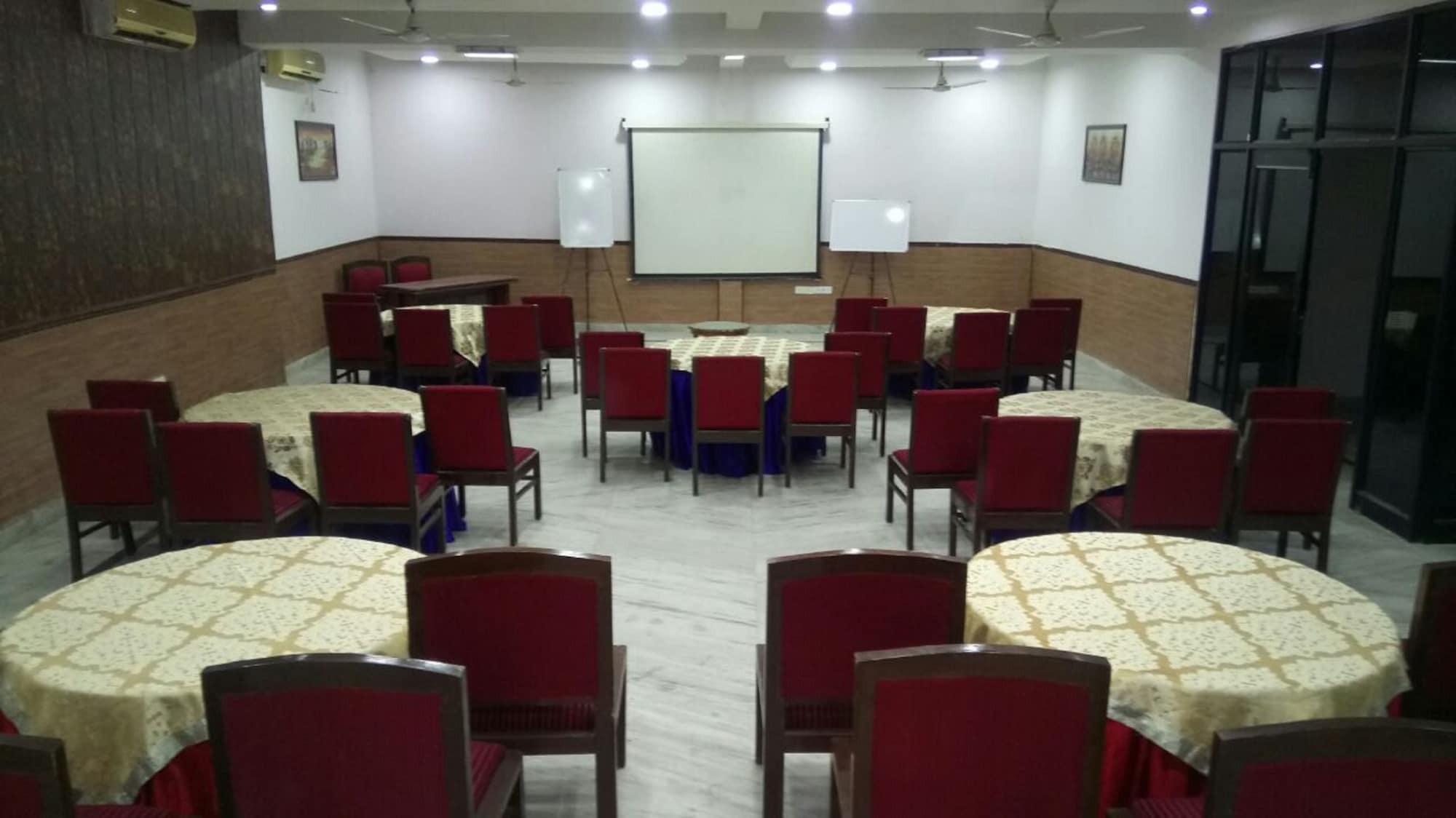 Hotel Smart 3 By Royal Collection 2*