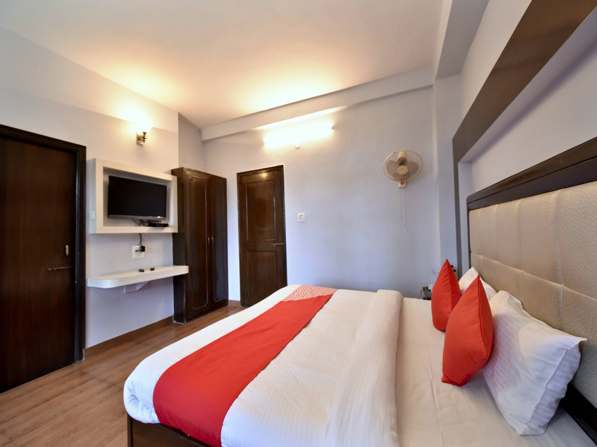 Oyo 14098 R R Homes 3* Gurgaon