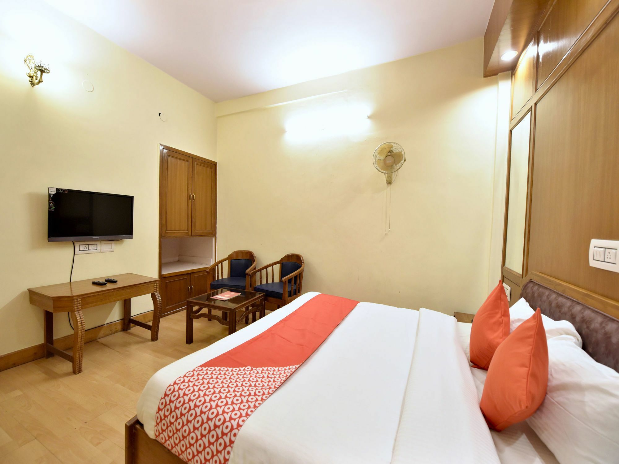 Hotel Oyo 14098 R R Homes 3*