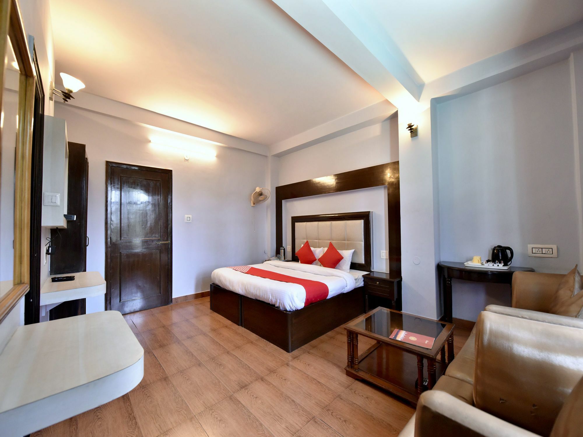 Oyo 14098 R R Homes Hotel 3*