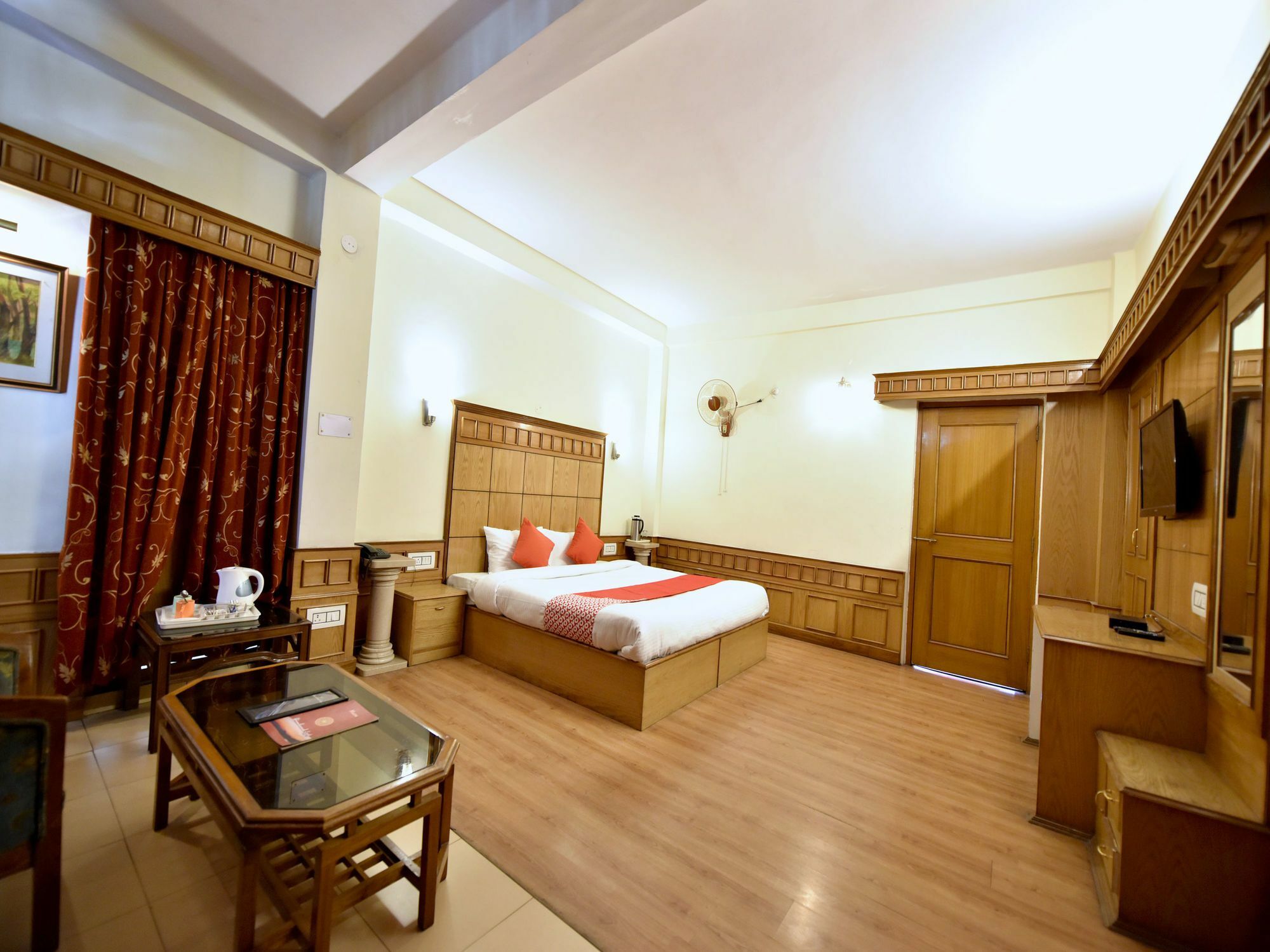 Hotel Oyo 14098 R R Homes 3*