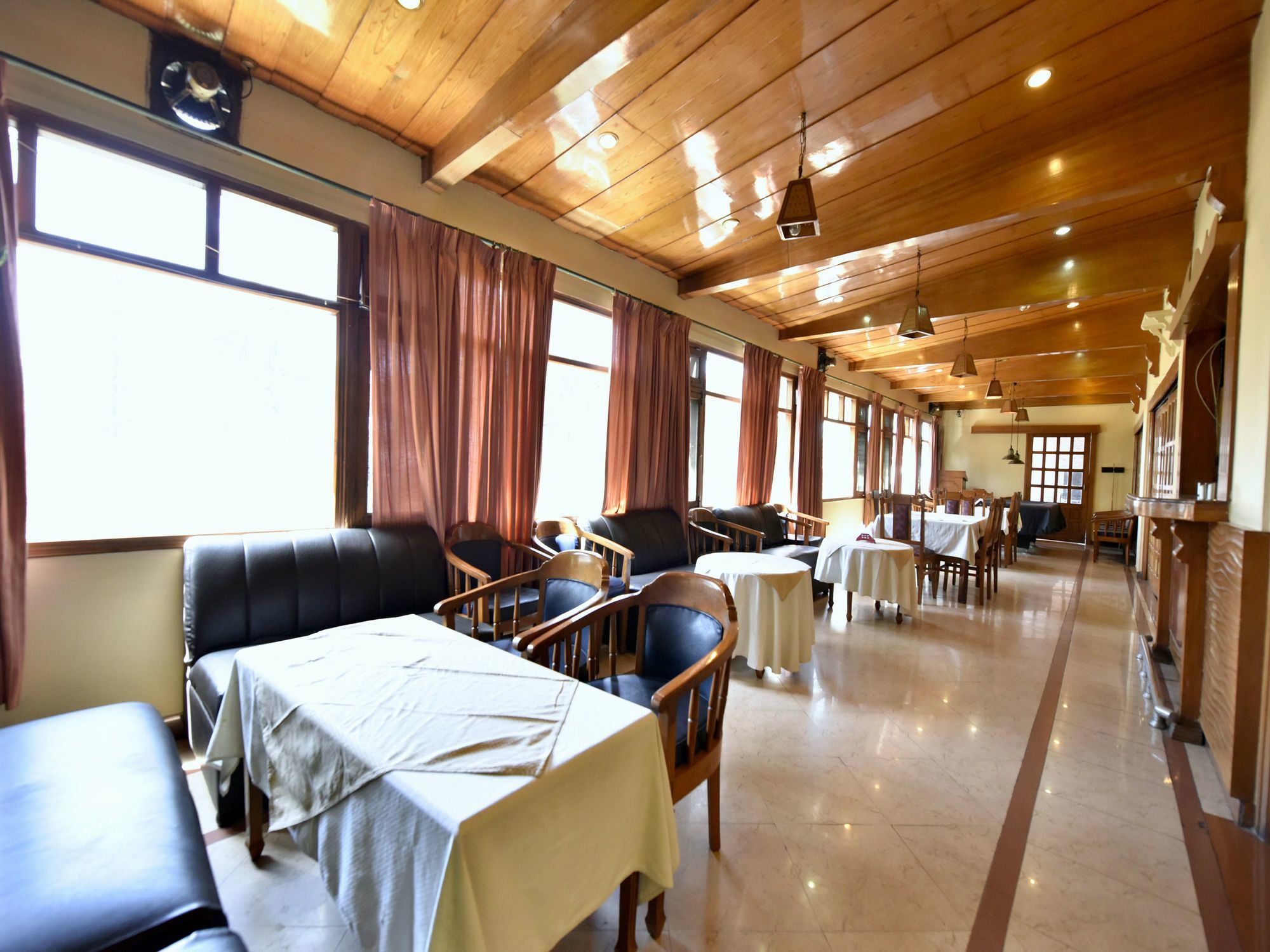 Hotel Oyo 14098 R R Homes 3*