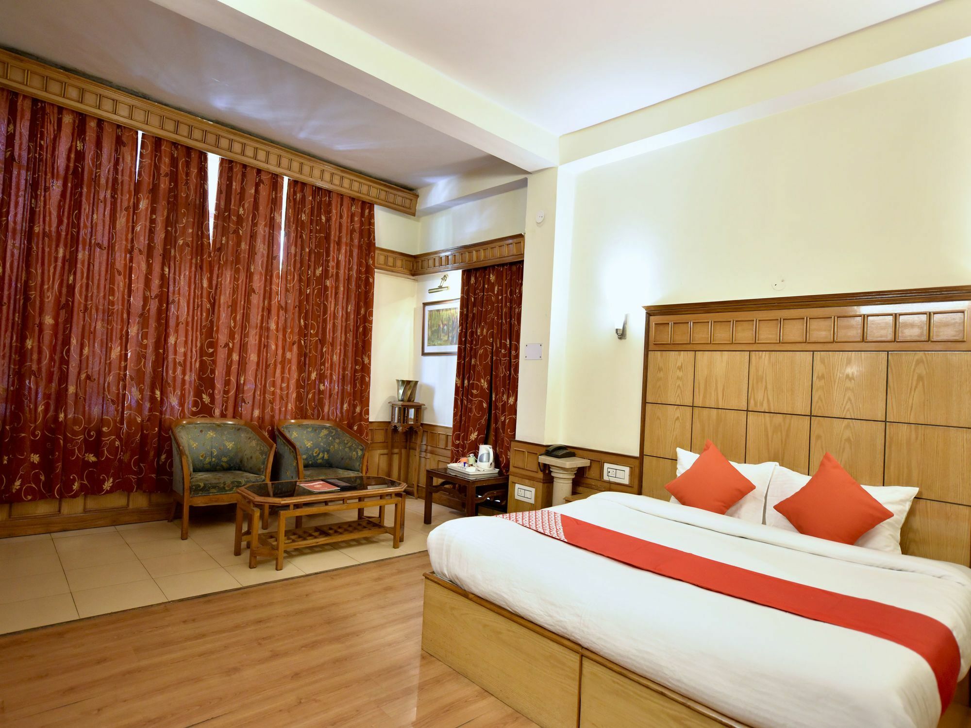 Oyo 14098 R R Homes Hotel